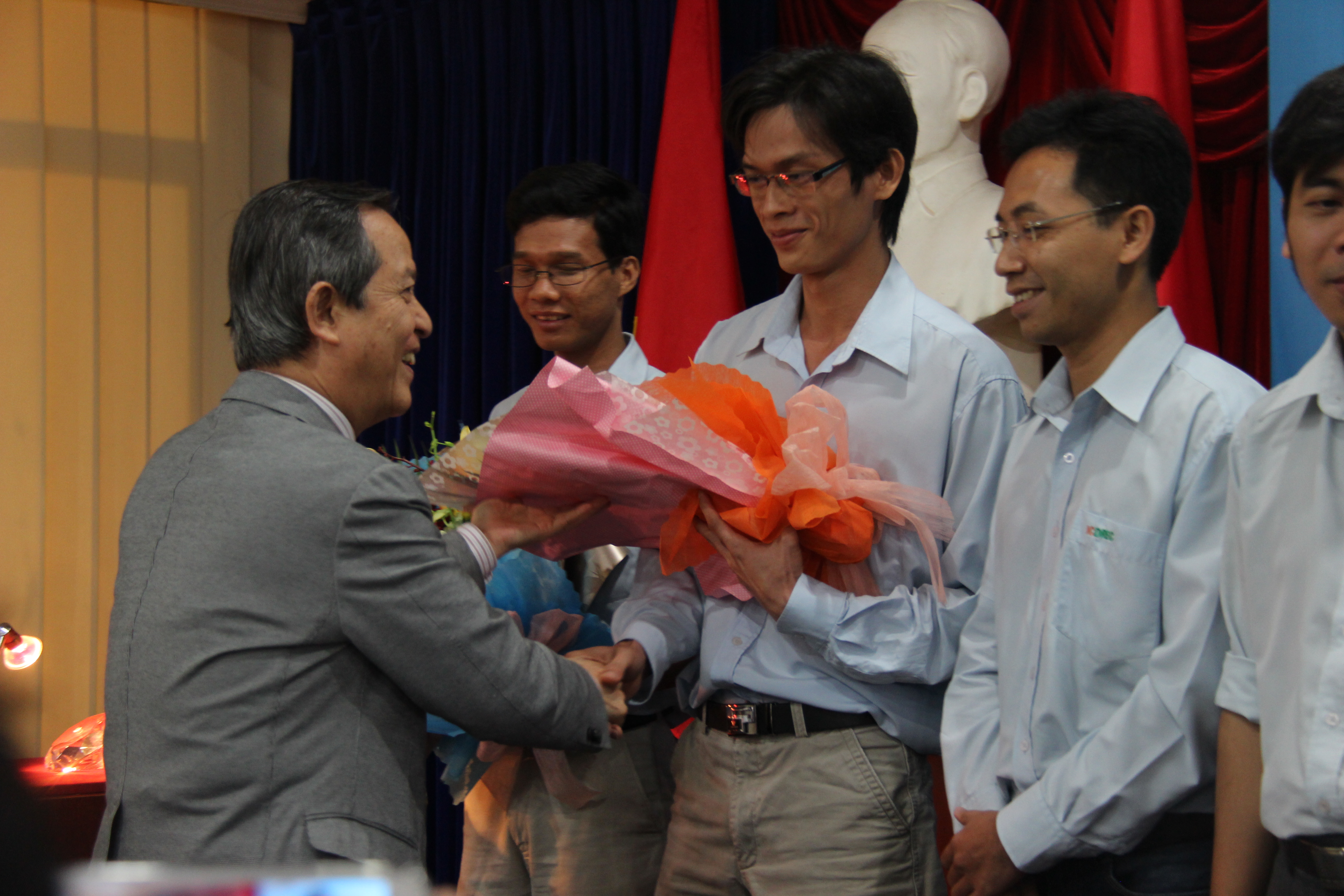 GS.TS Đặng Lương Mô khen thưởng, động viên các kỹ sư của ICDREC. Ảnh tư liệu.