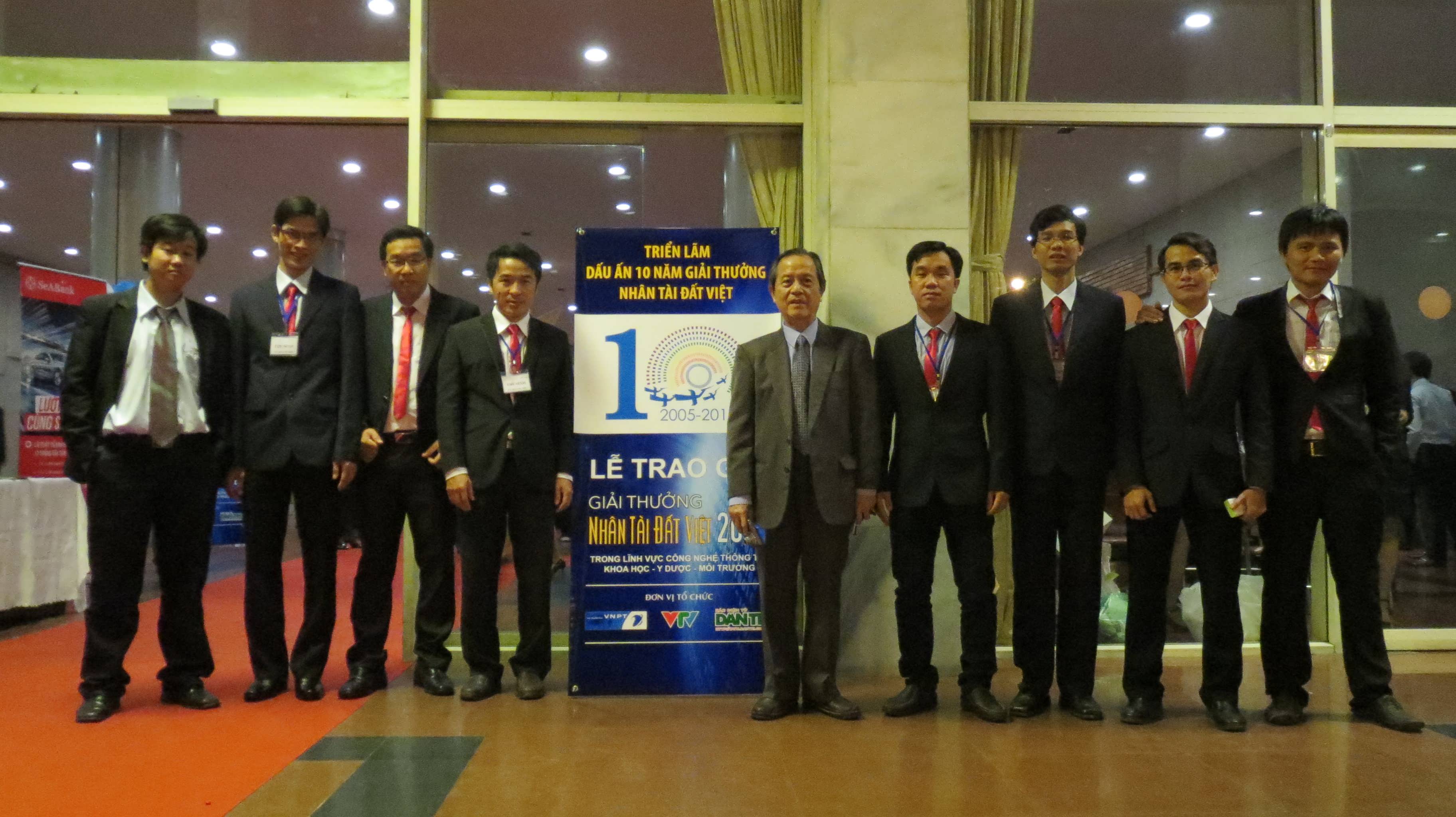 GS.TS Đặng Lương Mô cùng tập thể ICDREC nhận Giải Nhất Giải thưởng Nhân tài Đất Việt năm 2014 ở hạng mục Hệ thống các Sản phẩm Công nghệ thông tin Thành công với sản phẩm “Chip vi điều khiển 8-bit thương mại của Việt Nam SG8V1”. Ảnh tư liệu.