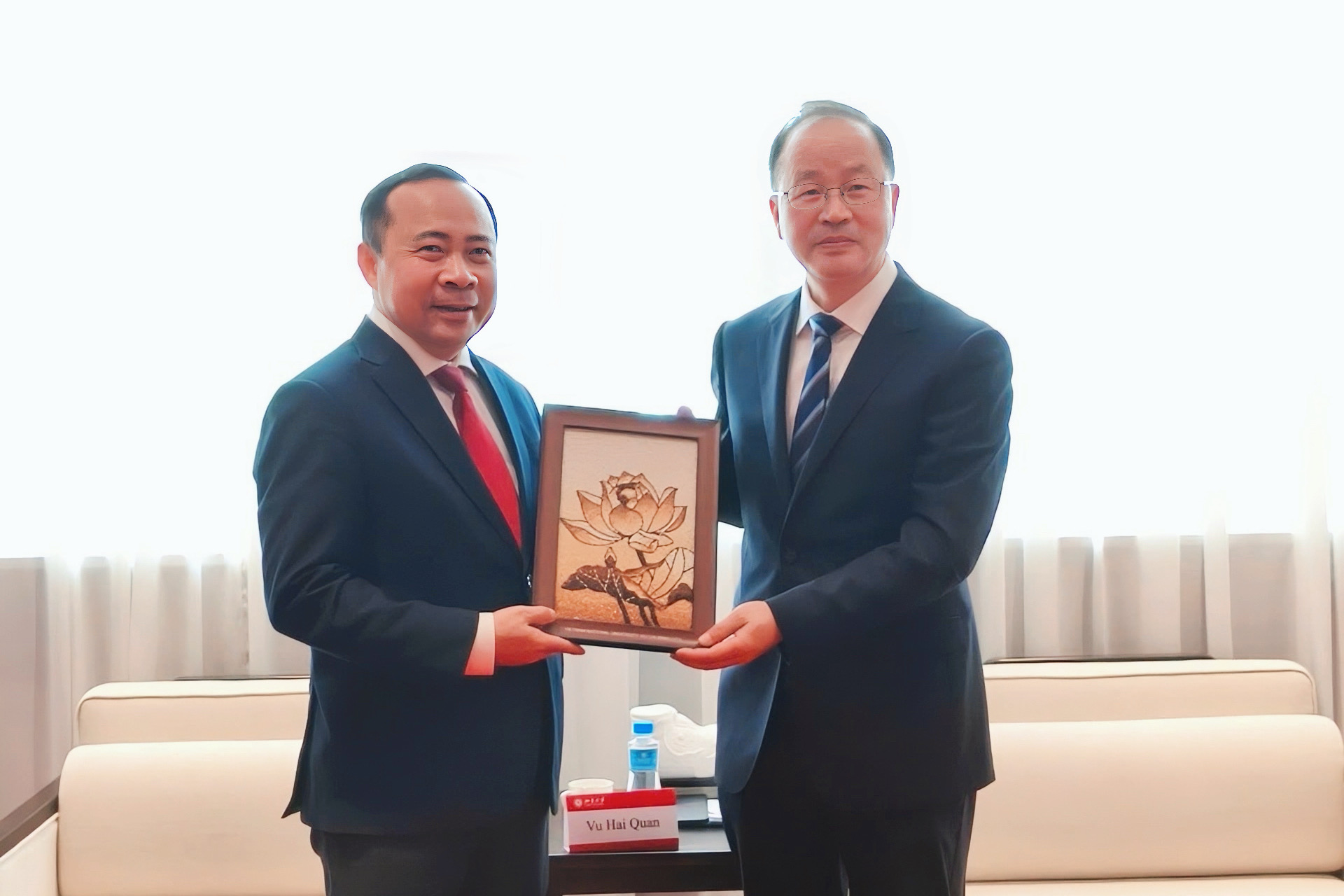 Giám đốc ĐHQG-HCM cũng đã trao đổi với Bí thư Đảng ủy ĐH Bắc Kinh, mong muốn hai bên thúc đẩy hợp tác, trao đổi giảng viên, sinh viên.