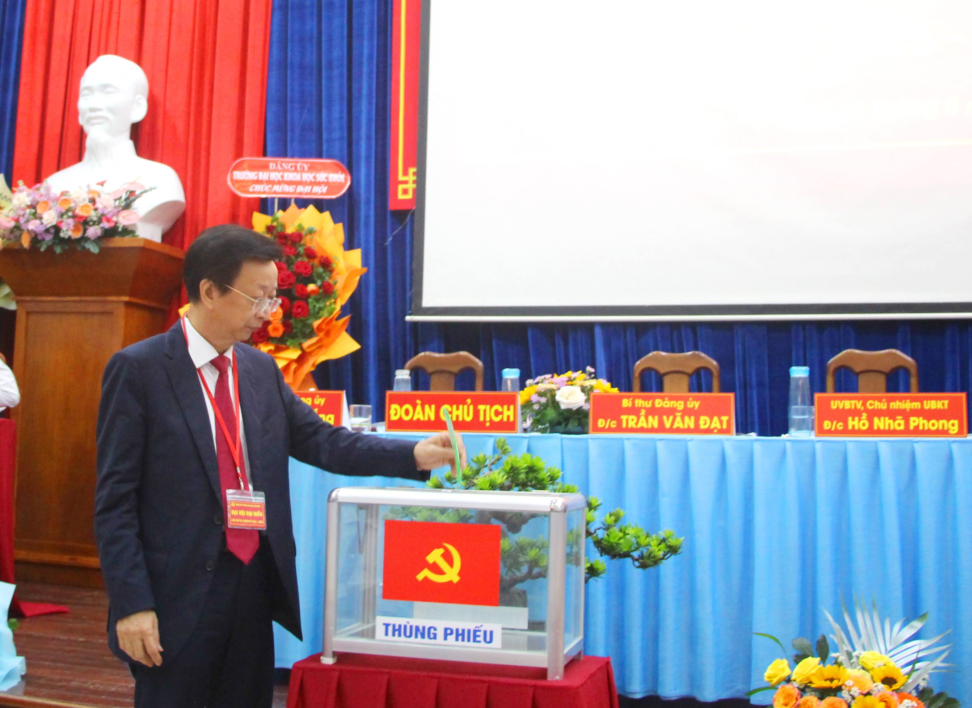Đại hội đã bầu Ban Chấp hành Đảng bộ Trường ĐH An Giang nhiệm kỳ 20205-2030.