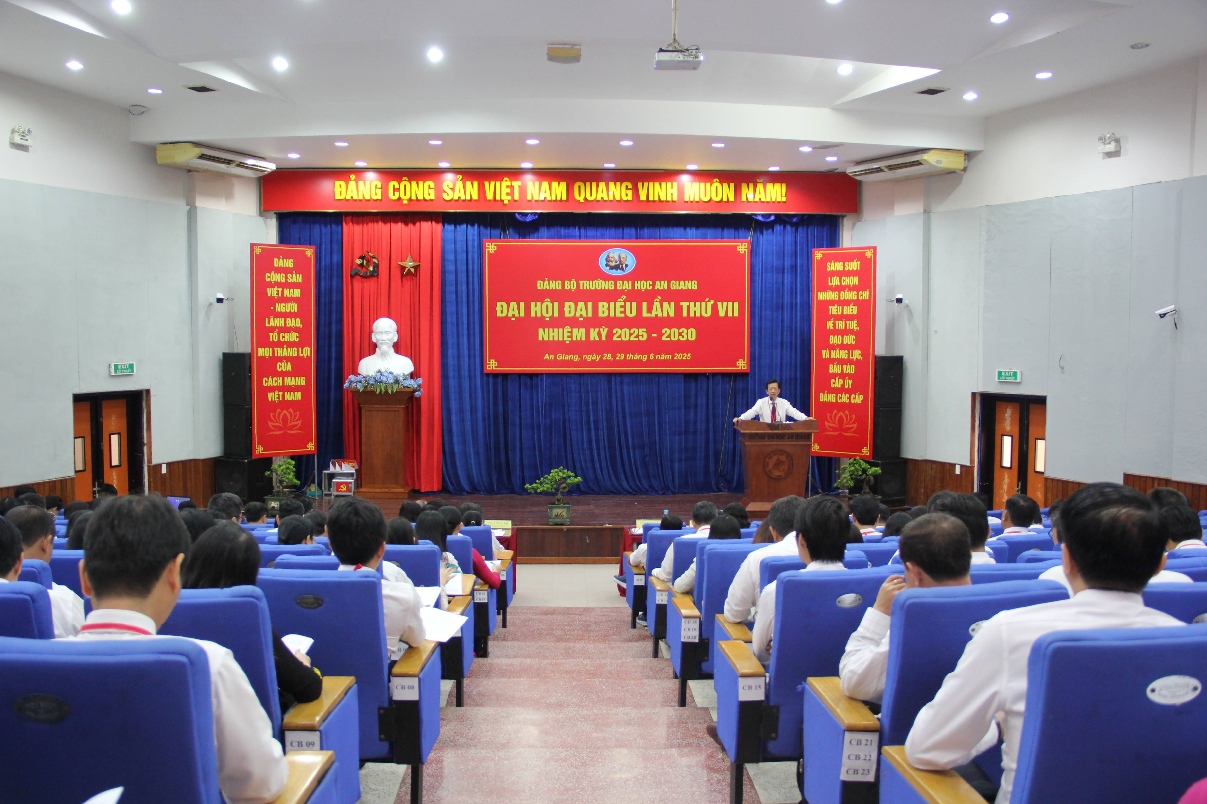Đảng bộ Trường ĐH An Giang đã phát huy tinh thần gương mẫu, trách nhiệm, đổi mới và sáng tạo, hoàn thành tốt các mục tiêu chiến lược đã đề ra.