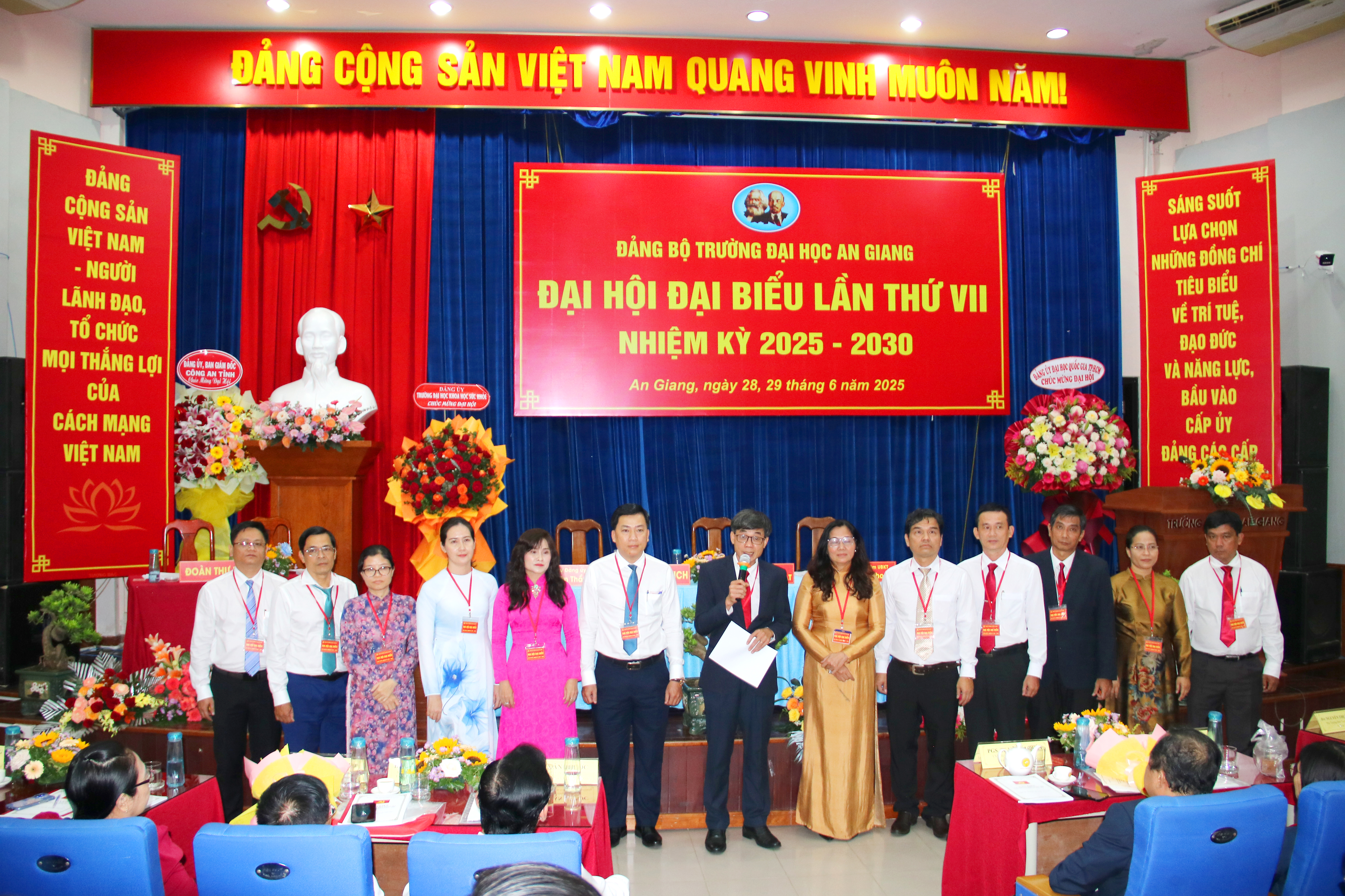 Ban Chấp hành Đảng bộ Trường ĐH An Giang nhiệm kỳ 20205-2030 ra mắt Đại hội.