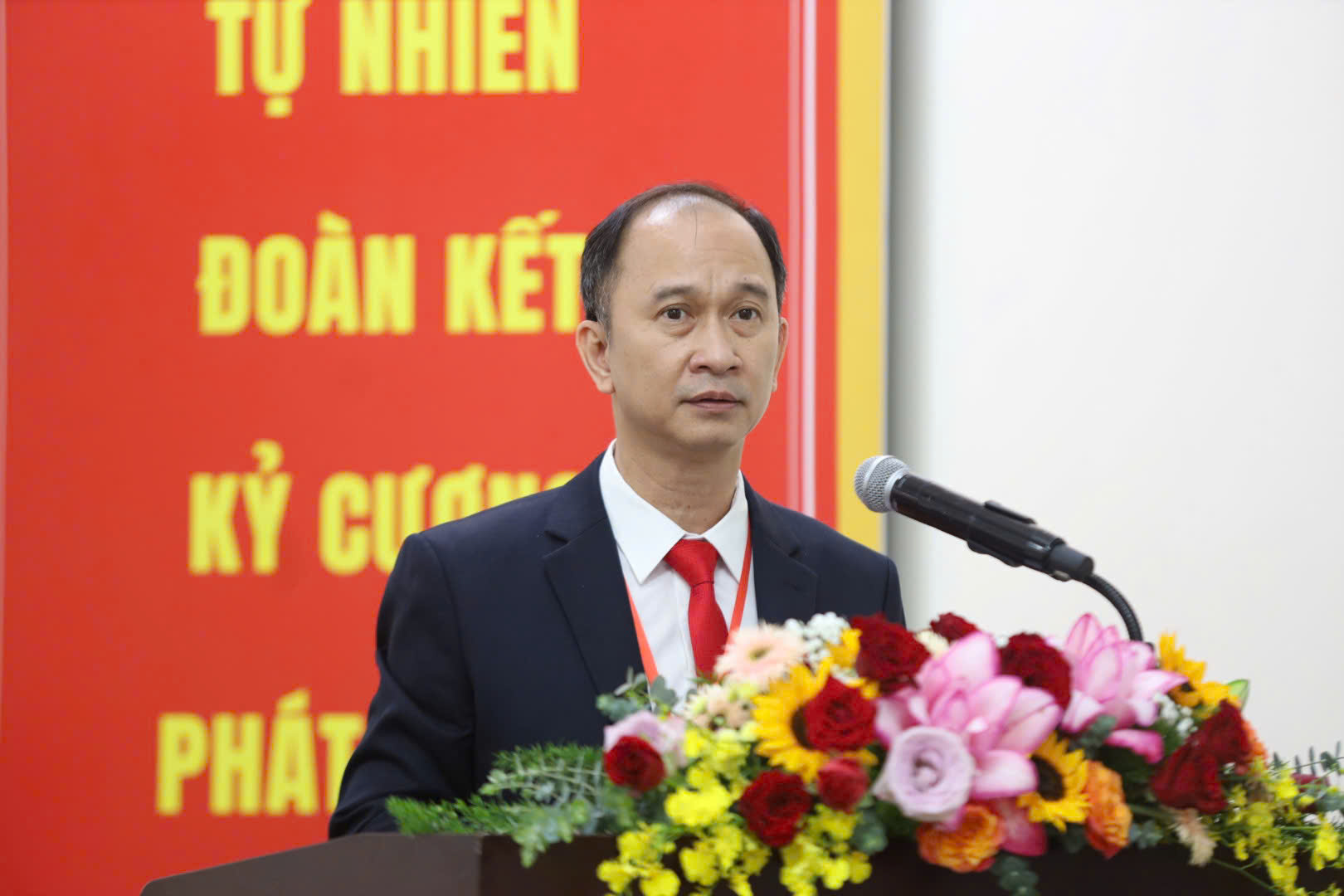 PGS.TS Trần Cao PGS.TS Trần Cao Vinh - Bí thư Đảng uỷ Trường ĐH Khoa học tự nhiên, Phó Giám đốc ĐHQG-HCM báo cáo tại Đại hội.