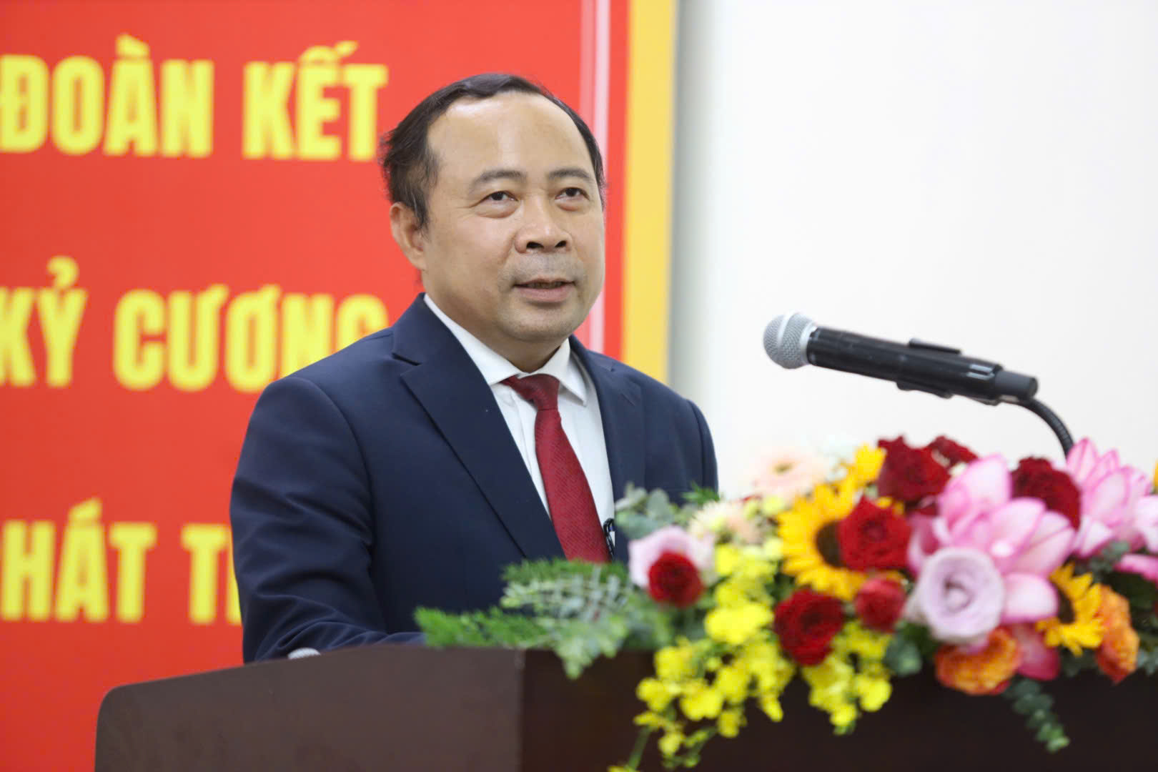 Giám đốc ĐHQG-HCM đặt vấn đề về việc nâng cao chất lượng nguồn nhân lực, từ phẩm chất đạo đức đến năng lực chuyên môn và tinh thần cống hiến. 