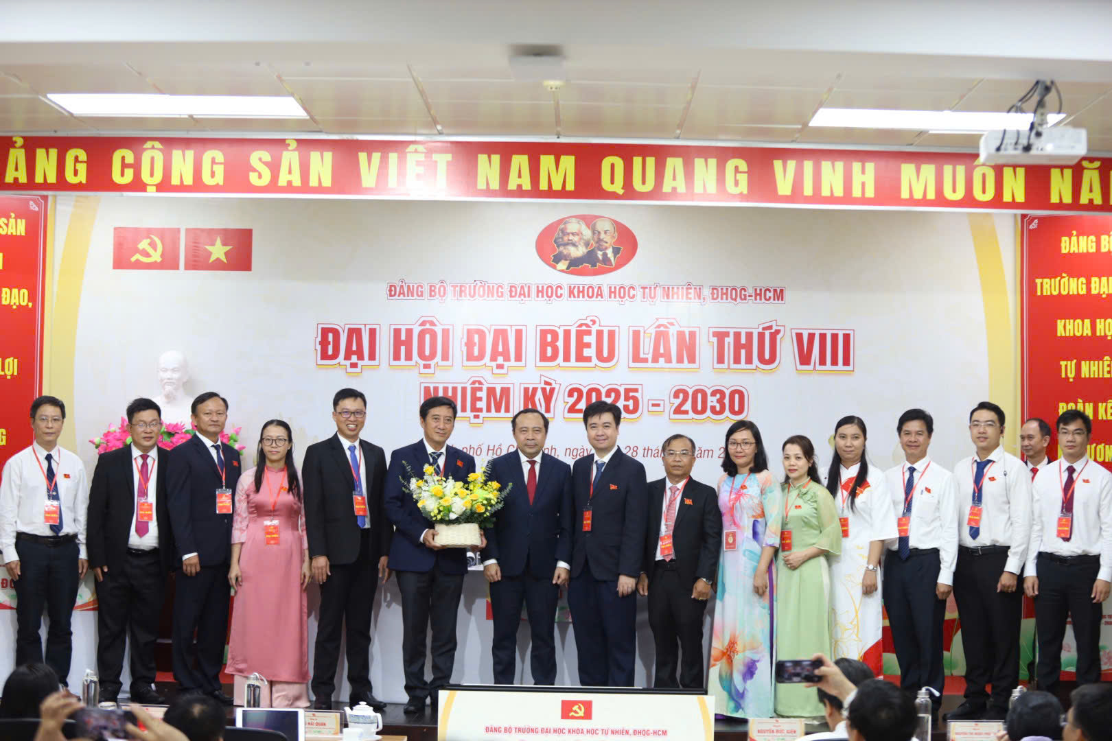 các đại biểu đã bầu Ban chấp hành Đảng bộ Trường ĐH Khoa học tự nhiên nhiệm kỳ 2025-2030 gồm 15 đồng chí