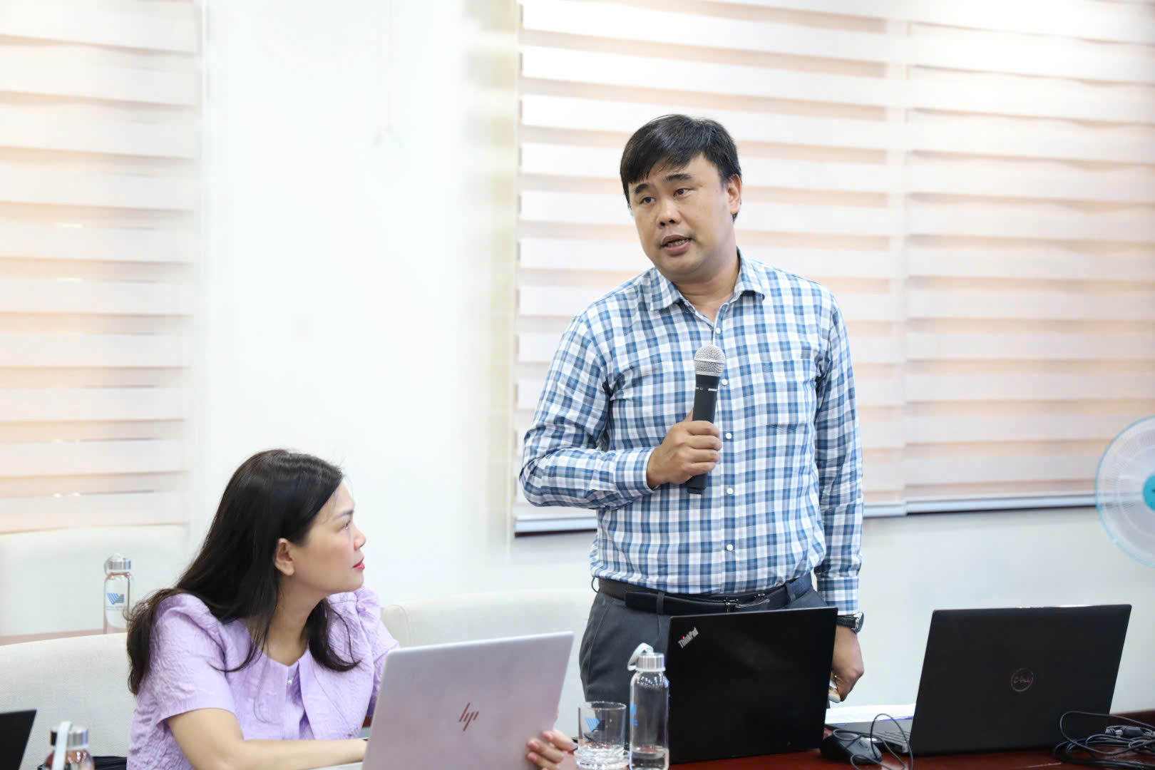 Đại diện Ban Đào tạo ĐHQG-HCM báo cáo về tình hình tuyển sinh của một số hình thức đào tạo không chính quy.