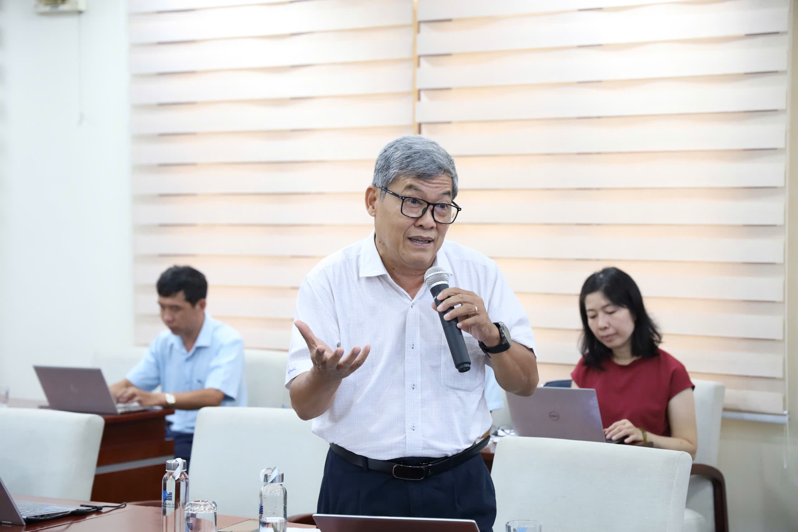 Thảo luận các giải pháp nâng cao hiệu quả đào tạo không chính quy, các chuyên gia cho rằng, cần thiết phải có các tiêu chí đánh giá cụ thể, quy định số tín chỉ tối thiểu mỗi học kỳ để tránh kéo dài thời gian học.