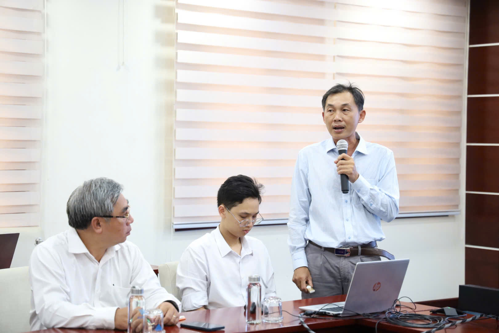 Nhằm phục vụ lâu dài cho công tác nghiên cứu, nhóm đề xuất đầu tư hạ tầng gồm thiết bị sinh học phân tử, cảm biến IoT và hệ thống quản lý dữ liệu tích hợp trí tuệ nhân tạo, tạo nền tảng vững chắc cho đổi mới sáng tạo trong chọn tạo giống lúa ứng phó biến đổi khí hậu.