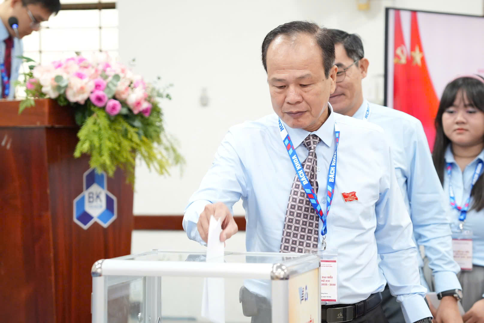 Các đại biểu tiến hành bỏ phiếu bầu Ban Chấp hành Đảng bộ Trường ĐH Bách khoa nhiệm kỳ 2025-2030.