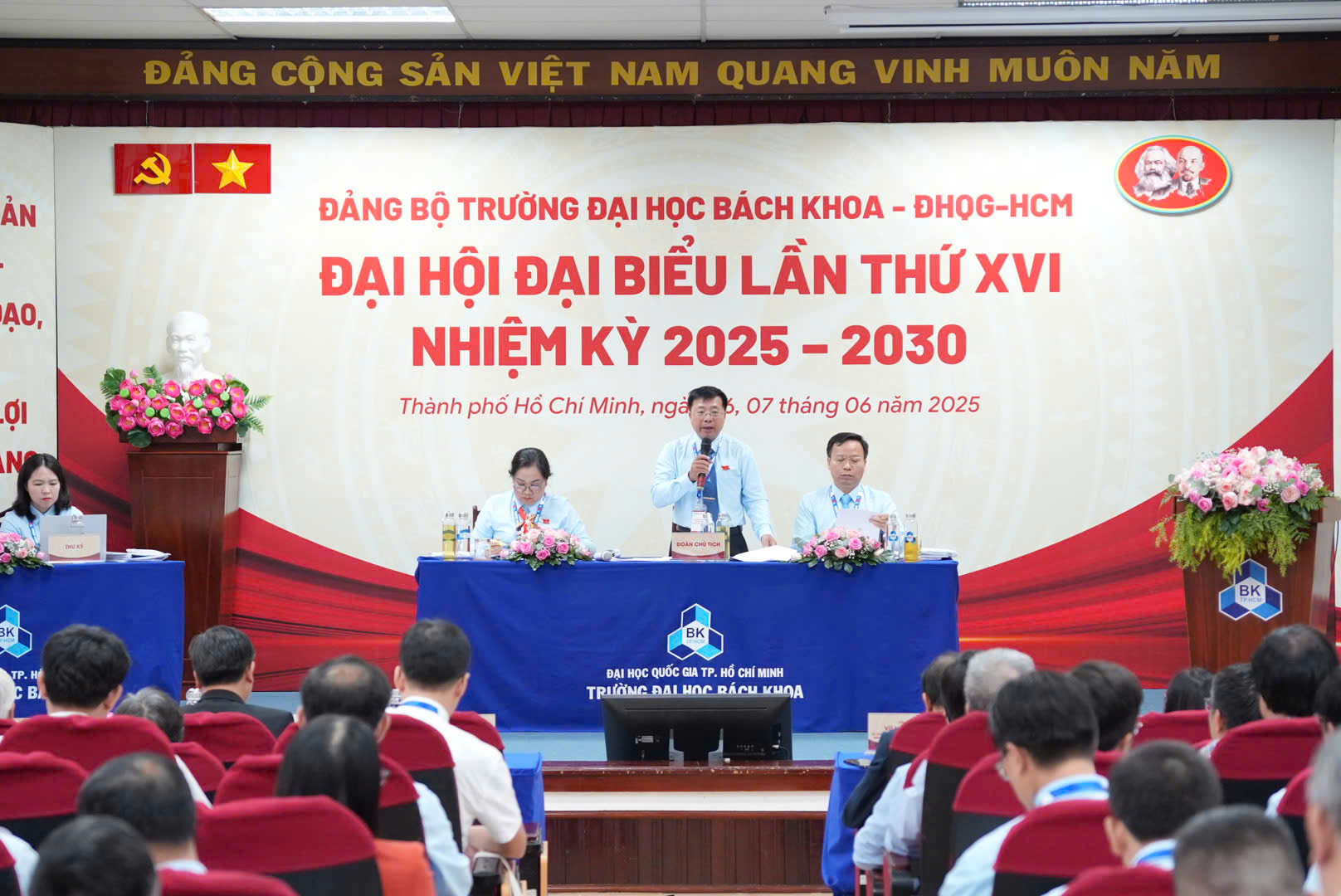 Đoàn chủ tịch điều hành Đại hội.