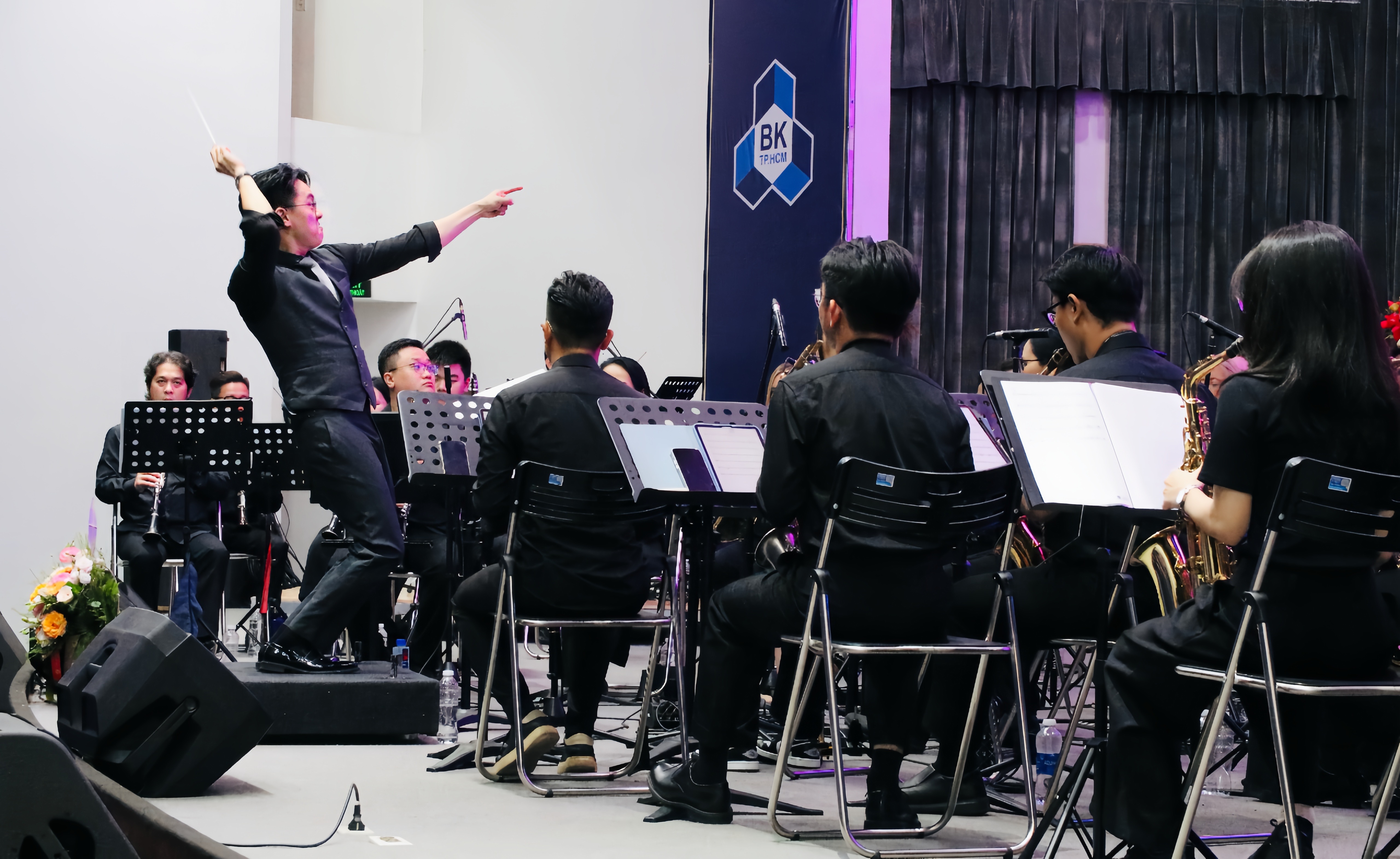 Nhạc trưởng Trần Nhật Minh cùng các nghệ sĩ đã giới thiệu đến sinh viên những đặc trưng thú vị của dàn kèn và trình diễn tác phẩm âm nhạc tiêu biểu được soạn cho dàn kèn. 