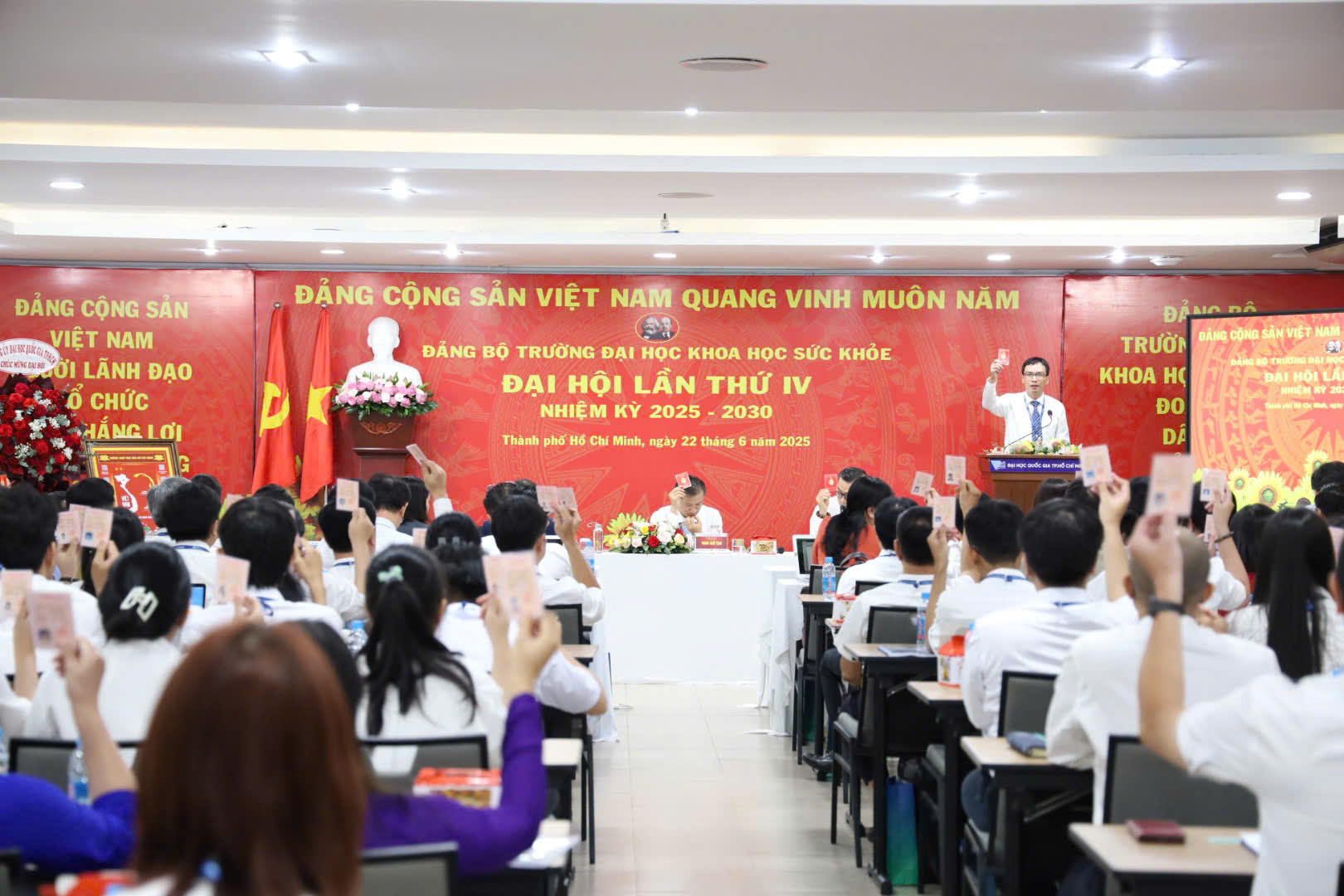Nhiệm kỳ 2020–2025, Đảng bộ Trường ĐH Khoa học Sức khỏe đã lãnh đạo đơn vị đạt nhiều kết quả nổi bật trên các lĩnh vực.