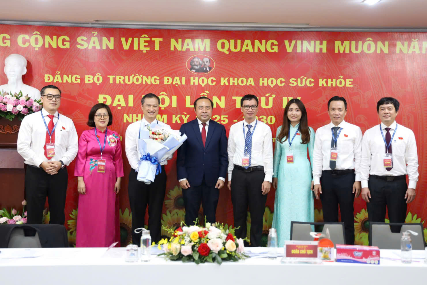 các đại biểu đã bầu Ban chấp hành Đảng bộ Trường ĐH Khoa học Sức khoẻ nhiệm kỳ 2025-2030 gồm 7 đồng chí.