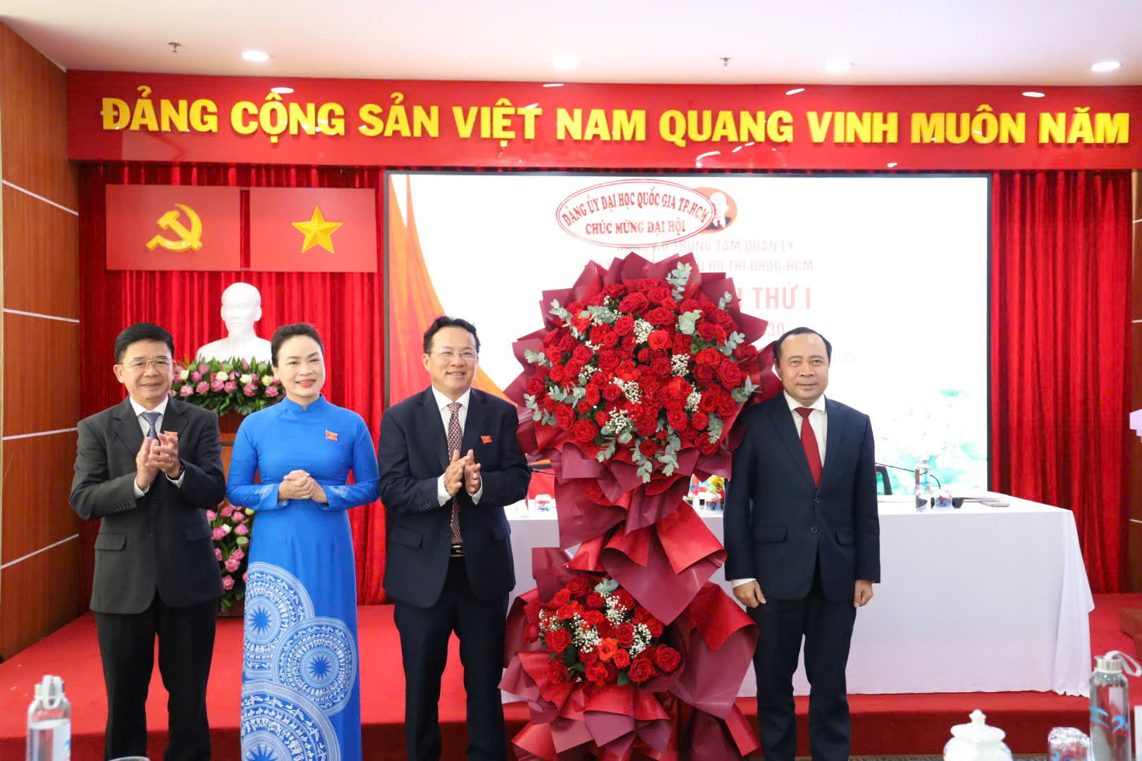 Tham dự Đại hội có PGS.TS Vũ Hải Quân - Bí thư Đảng uỷ, Giám đốc ĐHQG-HCM
