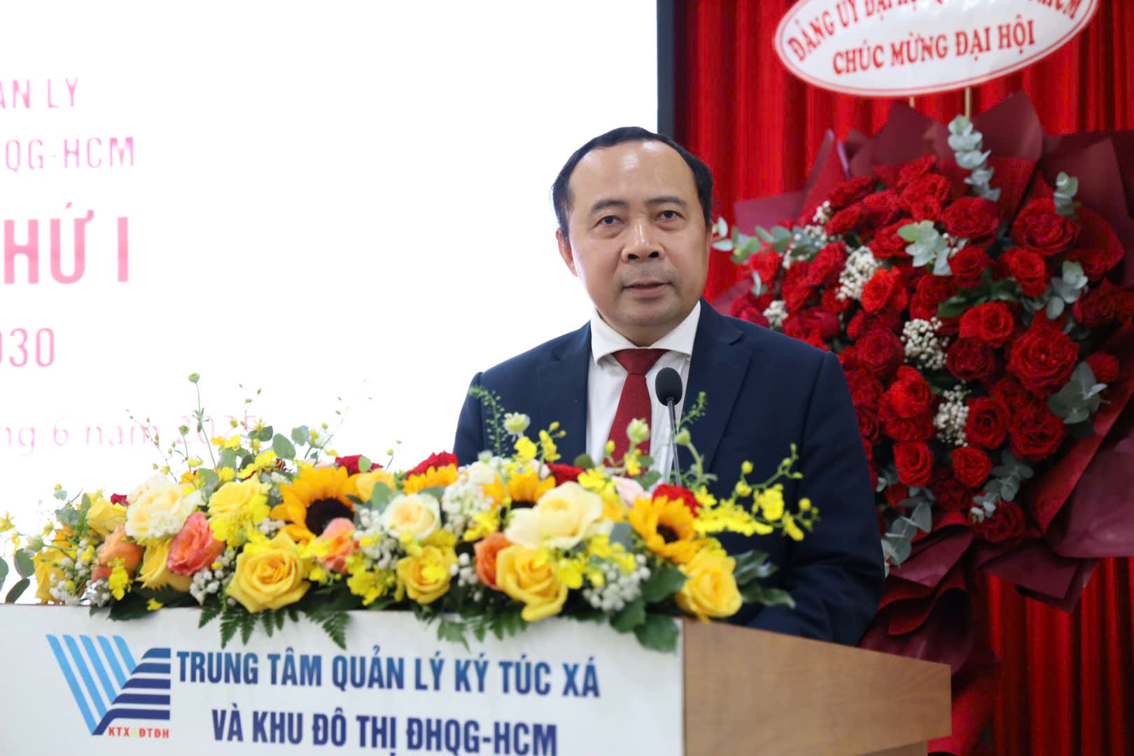 Phát biểu chỉ đạo tại Đại hội, PGS.TS Vũ Hải Quân ghi nhận và đánh giá cao những thành tựu nổi bật của Đảng bộ Trung tâm Quản lý Ký túc xá và Khu đô thị ĐHQG-HCM đạt được trong nhiệm kỳ qua.