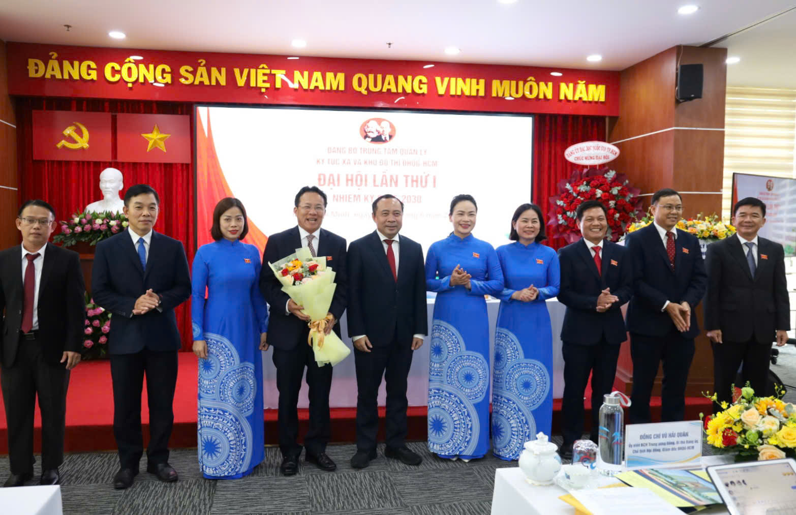 Năm 2025 đánh dấu cột mốc 25 năm hình thành và phát triển ký túc xá, PGS.TS Vũ Hải Quân đề nghị đơn vị nghiêm túc đánh giá lại những kết quả đạt được, nhìn thẳng vào hạn chế và thiếu sót để thúc đẩy tinh thần trách nhiệm cá nhân, hướng tới phục vụ sinh viên một cách toàn diện và tốt nhất trong nhiệm kỳ mới.