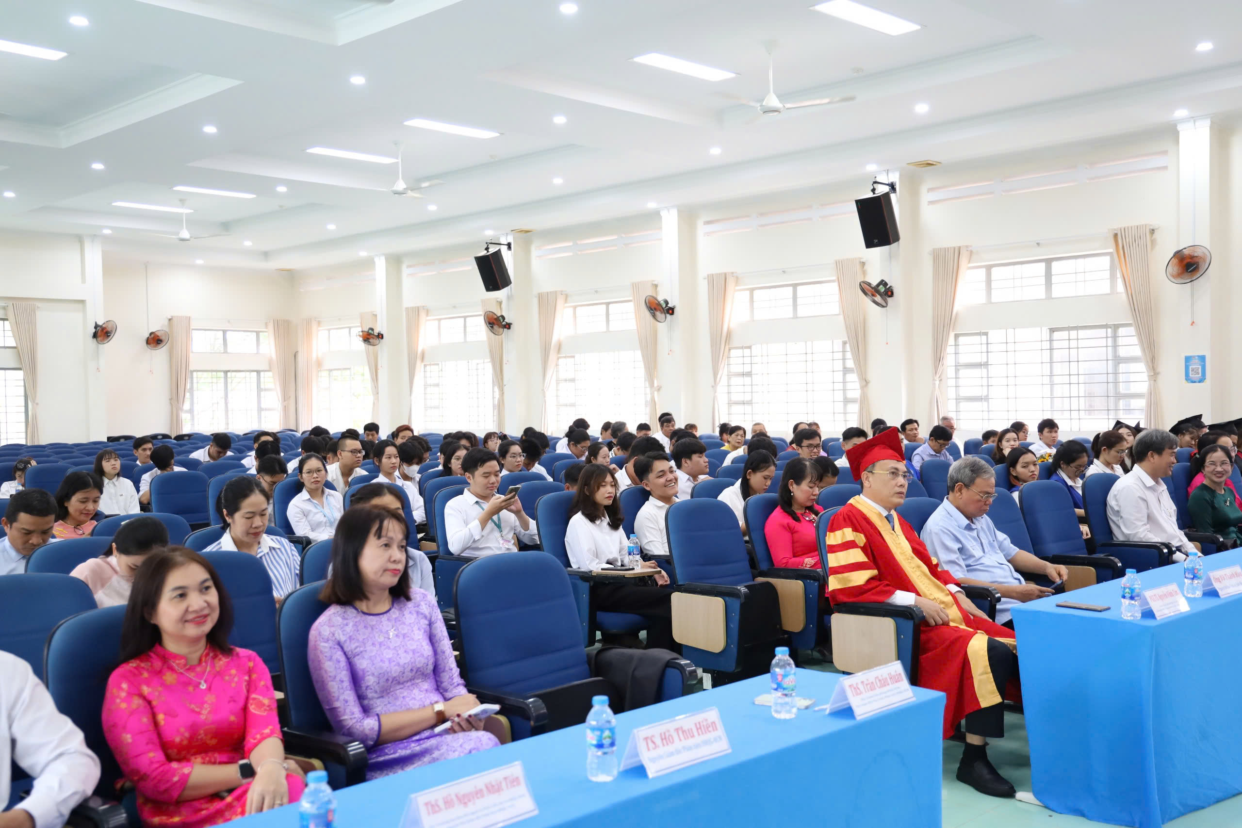 Phân hiệu ĐHQG-HCM tại tỉnh Bến Tre tổ chức Lễ tốt nghiệp và trao bằng cho 8 tân kỹ sư ngành Kỹ thuật xây dựng khoá tuyển sinh đầu tiên năm 2020.