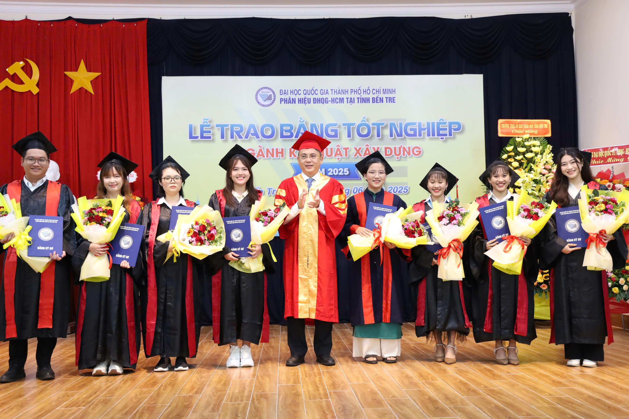 PGS.TS Nguyễn Minh Tâm trao bằng tốt nghiệp cho 8 tân kỹ sư ngành Kỹ thuật xây dựng đầu tiên