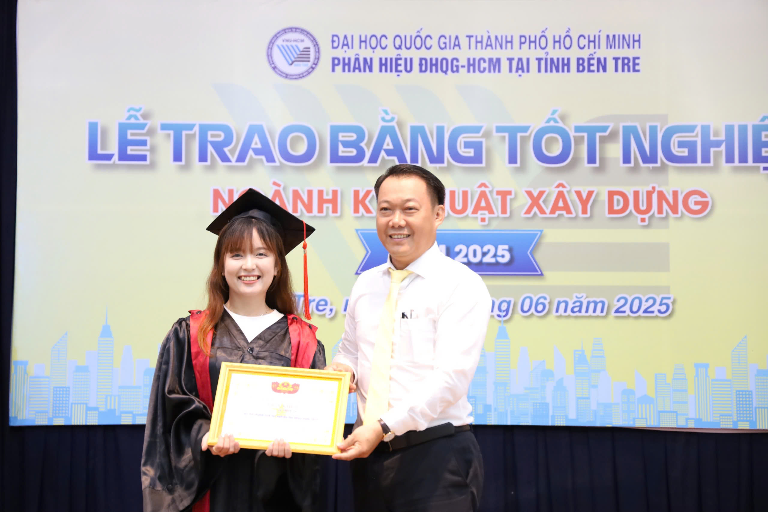 ThS Trần Châu Huân đã trao Giấy khen của Giám đốc Phân hiệu ĐHQG-HCM tại tỉnh Bến Tre cho sinh viên Lê Thuỳ Lý với thành tích tốt nghiệp thủ khoa năm 2025.