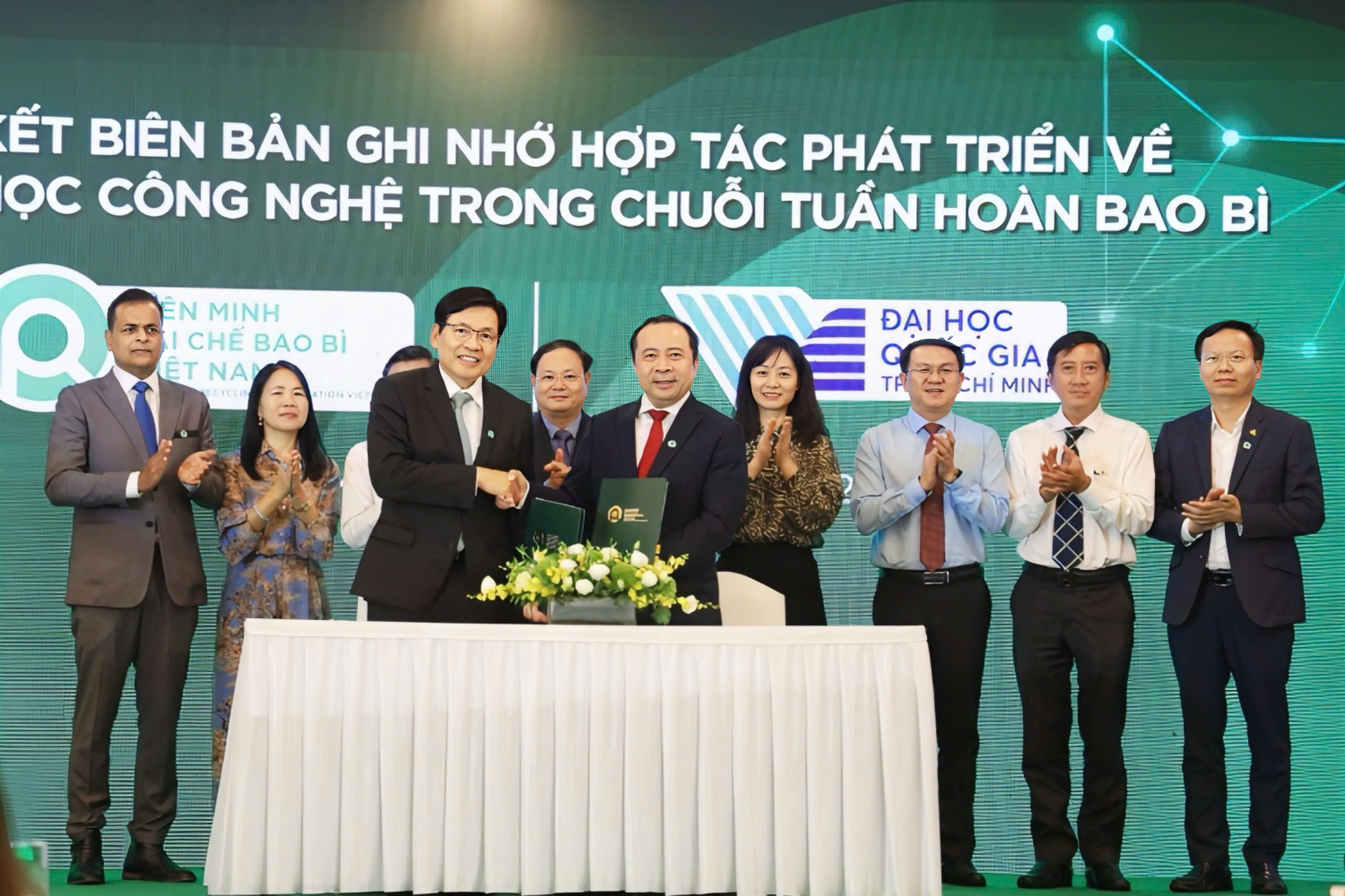 PGS.TS Vũ Hải Quân – Giám đốc ĐHQG-HCM và ông Phạm Phú Ngọc Trai - Chủ tịch Liên minh tái chế bao bì Việt Nam, đã cùng ký kết biên bản ghi nhớ hợp tác.