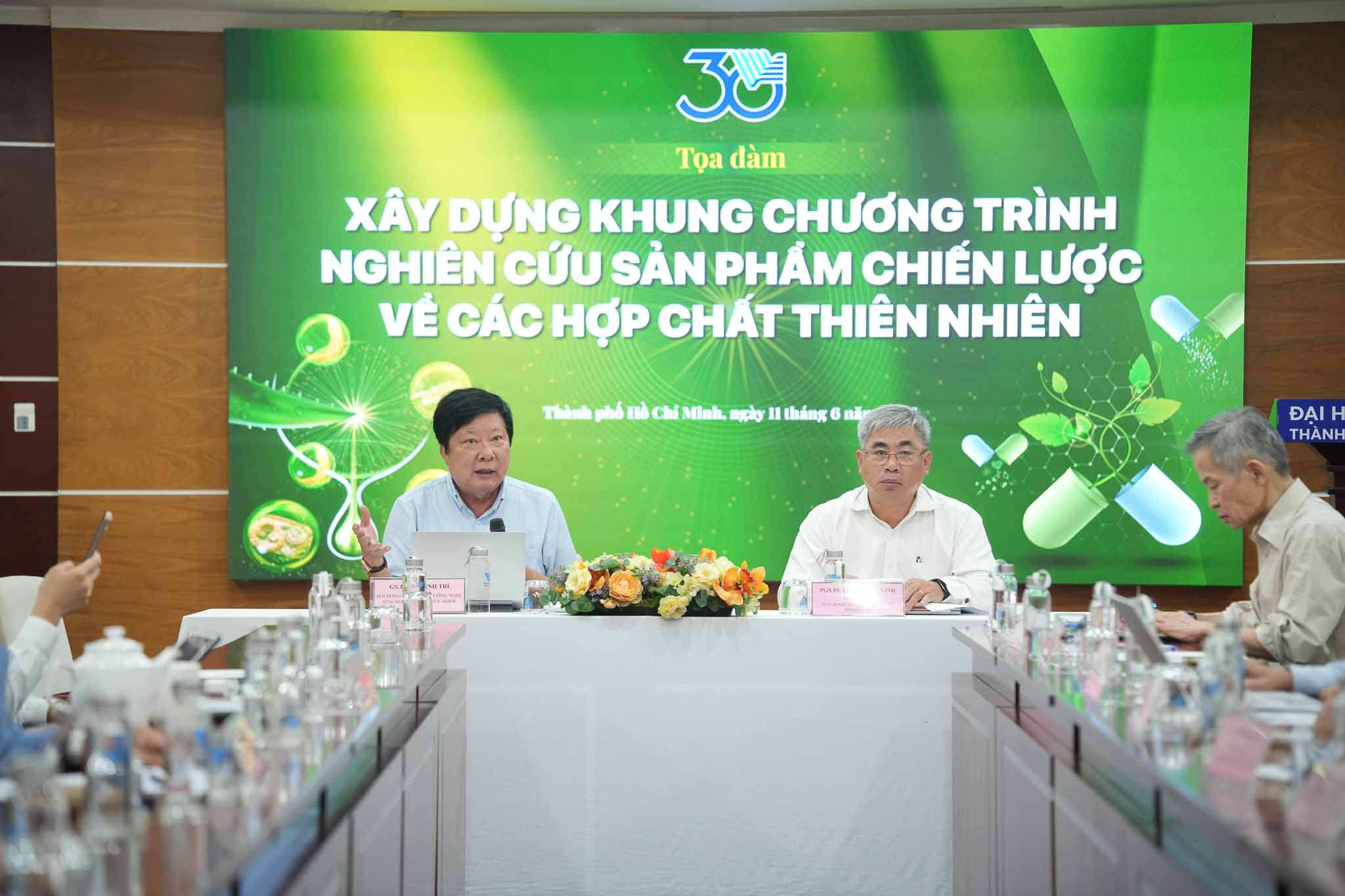 GS.TS. DS Lê Minh Trí (trái), Ủy viên Hội đồng liên ngành Công nghệ Sinh học – Y sinh – Sức khỏe ĐHQG-HCM và PGS.TS Lâm Quang Vinh – Trưởng Ban Khoa học và Công nghệ ĐHQG-HCM điều hành tọa đàm. 