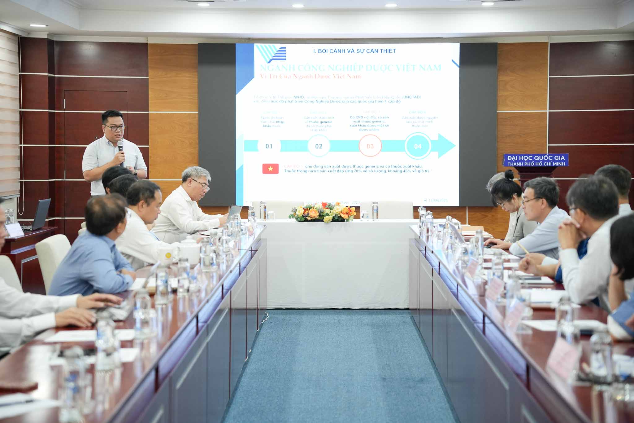 TS Nguyễn Phước Vinh, Trưởng phòng Phòng Khoa học Công nghệ và Hợp tác Quốc tế, Trường Đại học Khoa học Sức khỏe trình bày khung chương trình nghiên cứu sản phẩm chiến lược về các hợp chất thiên nhiên.