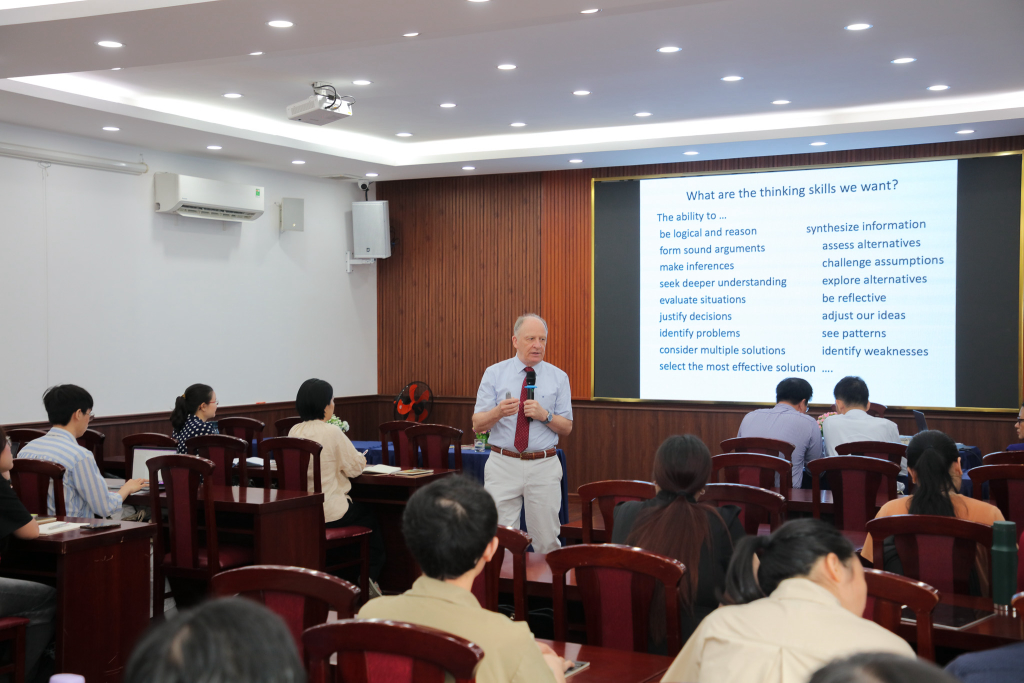 GS Robert Brian Waring đã dẫn dắt loạt tọa đàm chuyên sâu xoay quanh phát triển năng lực ngoại ngữ qua phương pháp học tự nhiên, không áp lực.