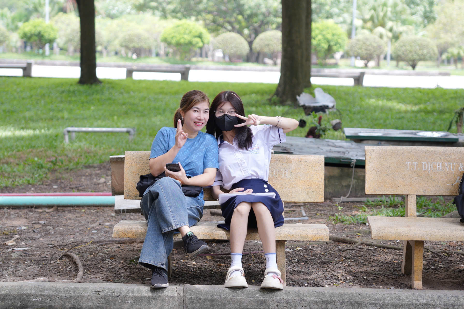 Chị Hoa đưa con gái tham dự đợt thi bổ sung, đánh giá Kỳ thi Đánh giá Năng lực là cơ hội tốt để các em có thể thể hiện kiến thức suốt thời gian học tập.