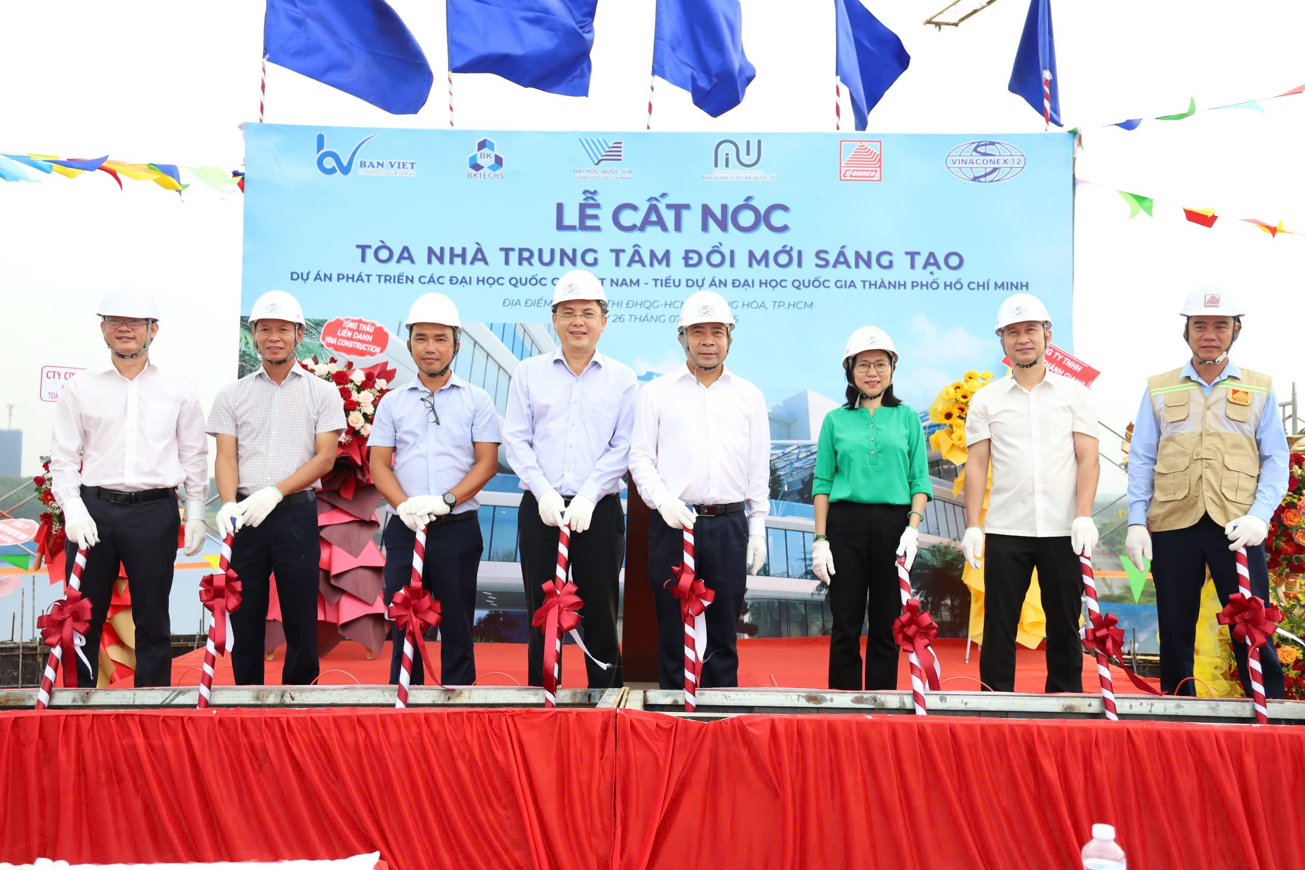 Các đại biểu tham dự Lễ cất nóc toà nhà Trung tâm Đổi mới sáng tạo.