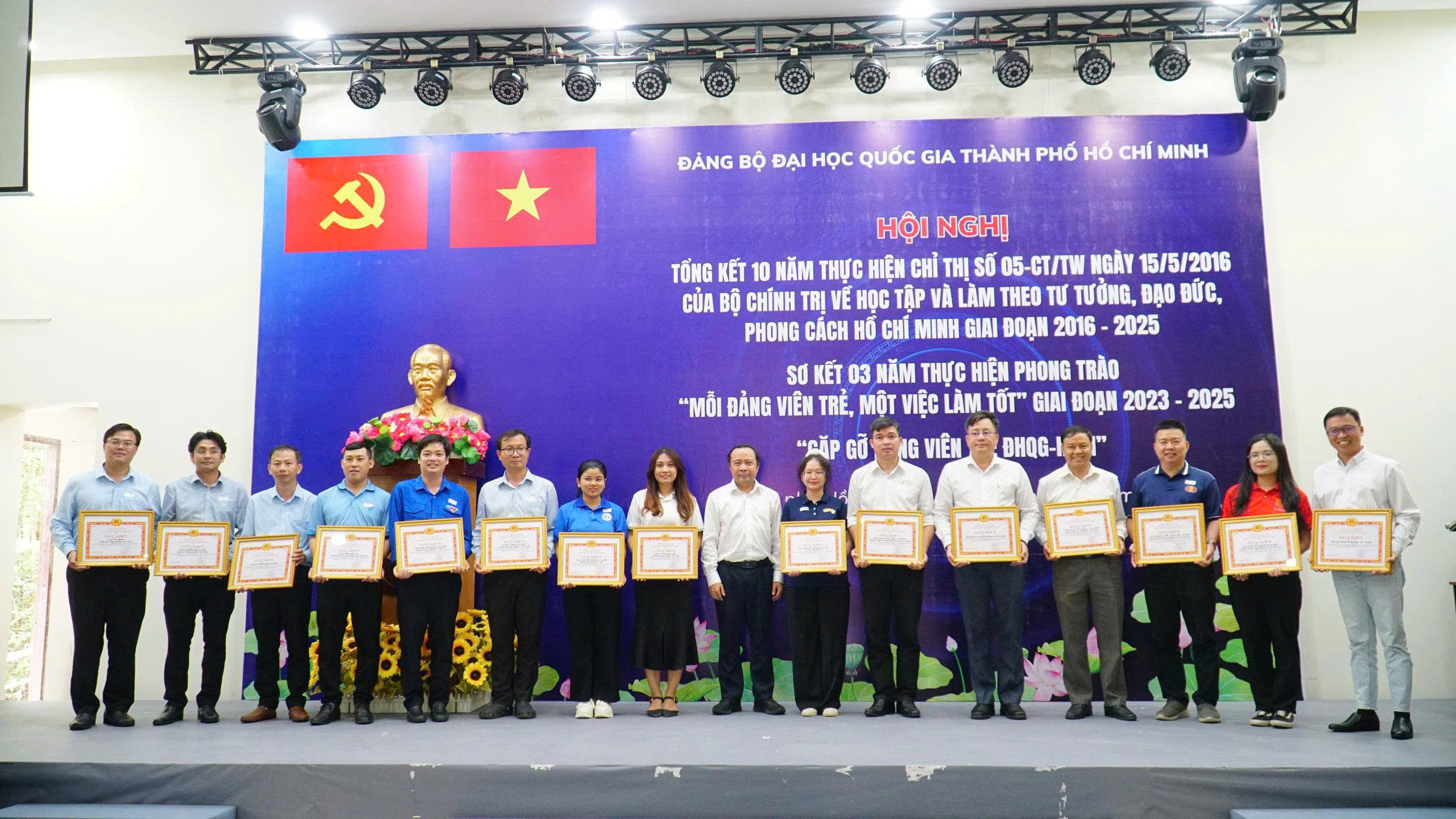 đại diện Đảng ủy ĐHQG-HCM đã trao giấy khen cho 15 tập thể, 22 cá nhân có thành tích xuất sắc thực hiện Chỉ thị số 05-CT/TW về đẩy mạnh học tập và làm theo tư tưởng, đạo đức, phong cách Hồ Chí Minh giai đoạn 2016-2025
