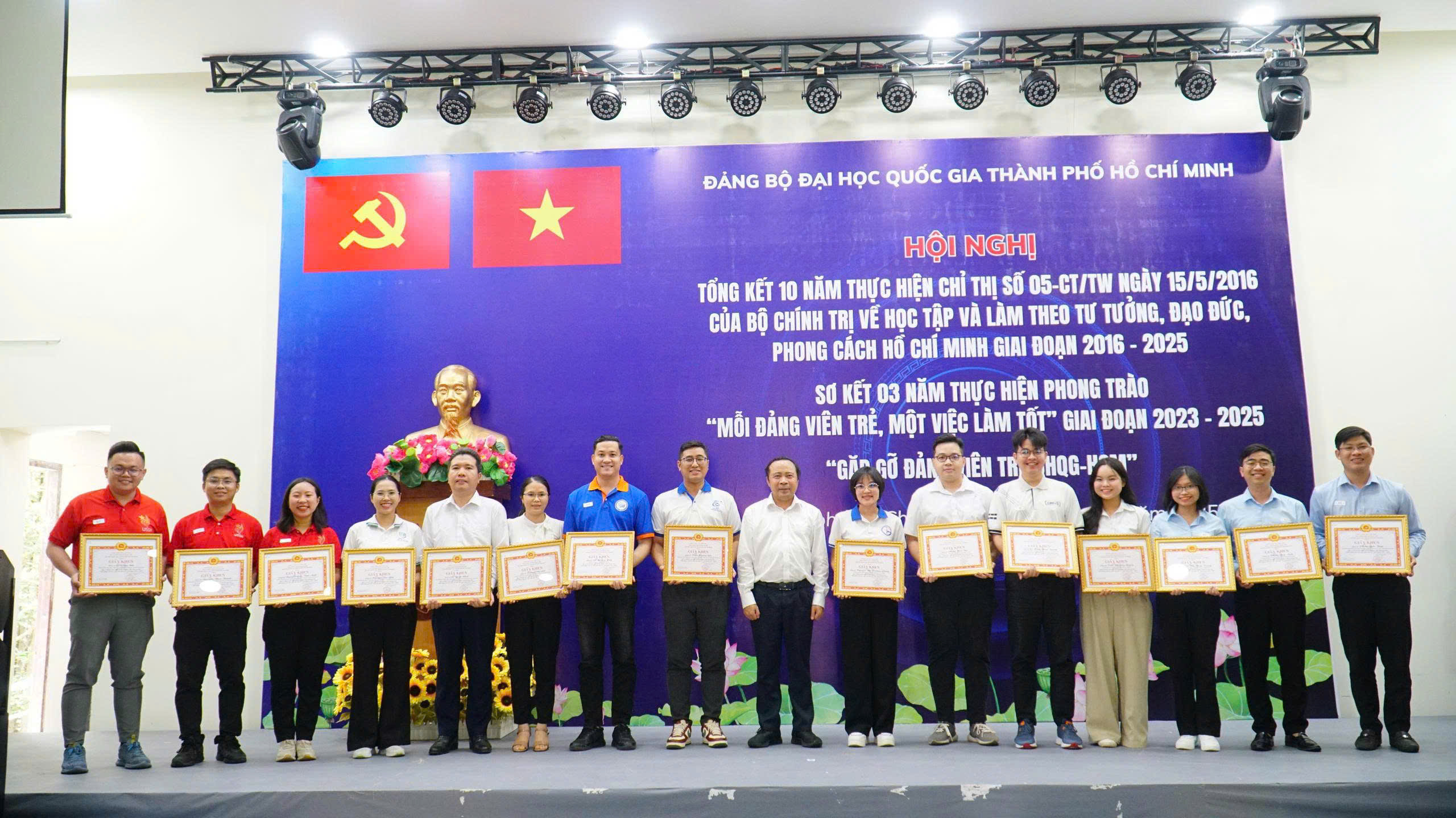 Đảng ủy ĐHQG-HCM cũng trao giấy khen cho 6 tập thể, 17 cá nhân có thành tích xuất sắc trong thực hiện phong trào “Mỗi đảng viên trẻ, một việc làm tốt”
