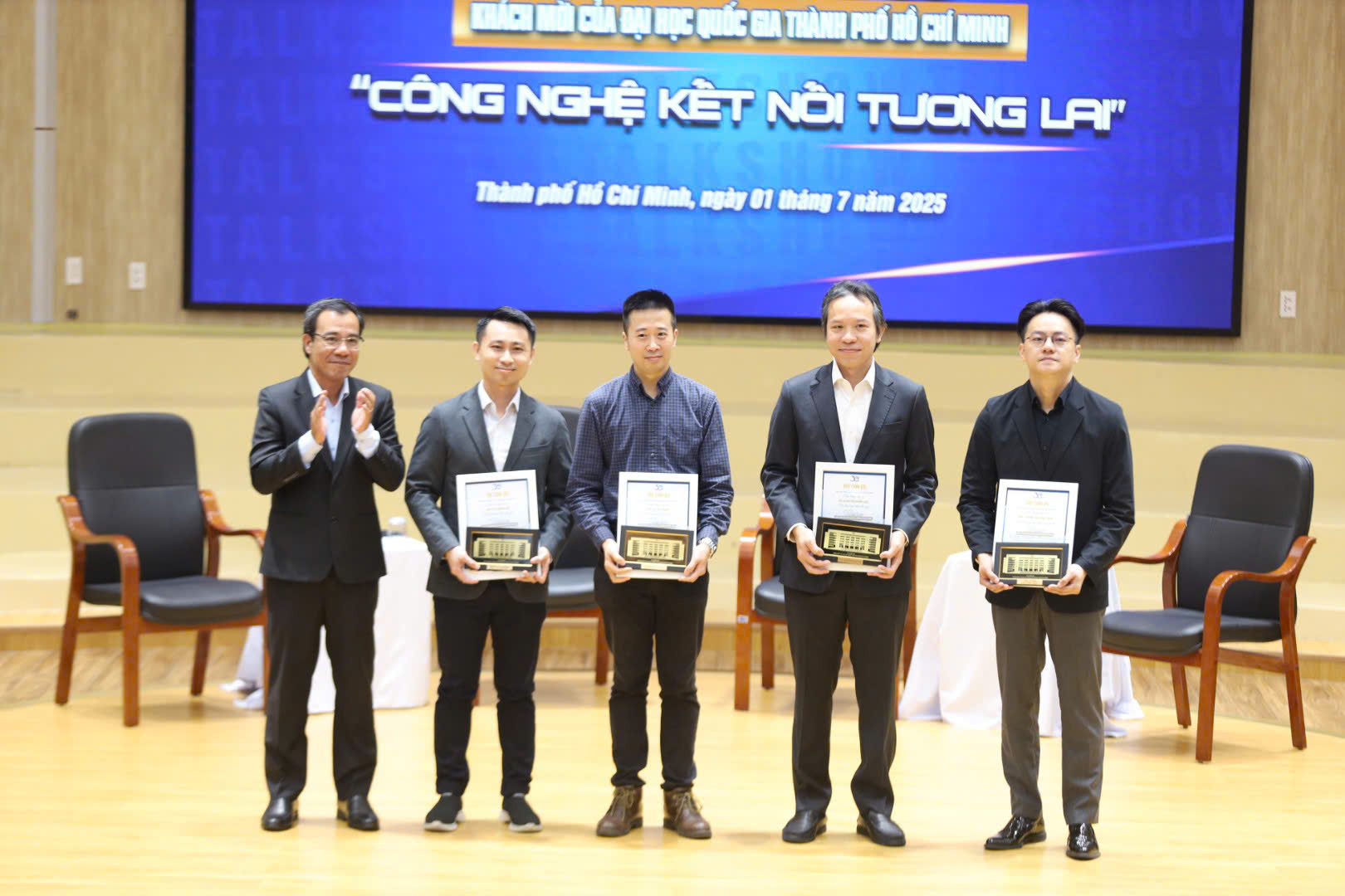 Chuỗi talkshow “Khách mời của ĐHQG-HCM” là diễn đàn giao lưu giữa sinh viên với các diễn giả uy tín.