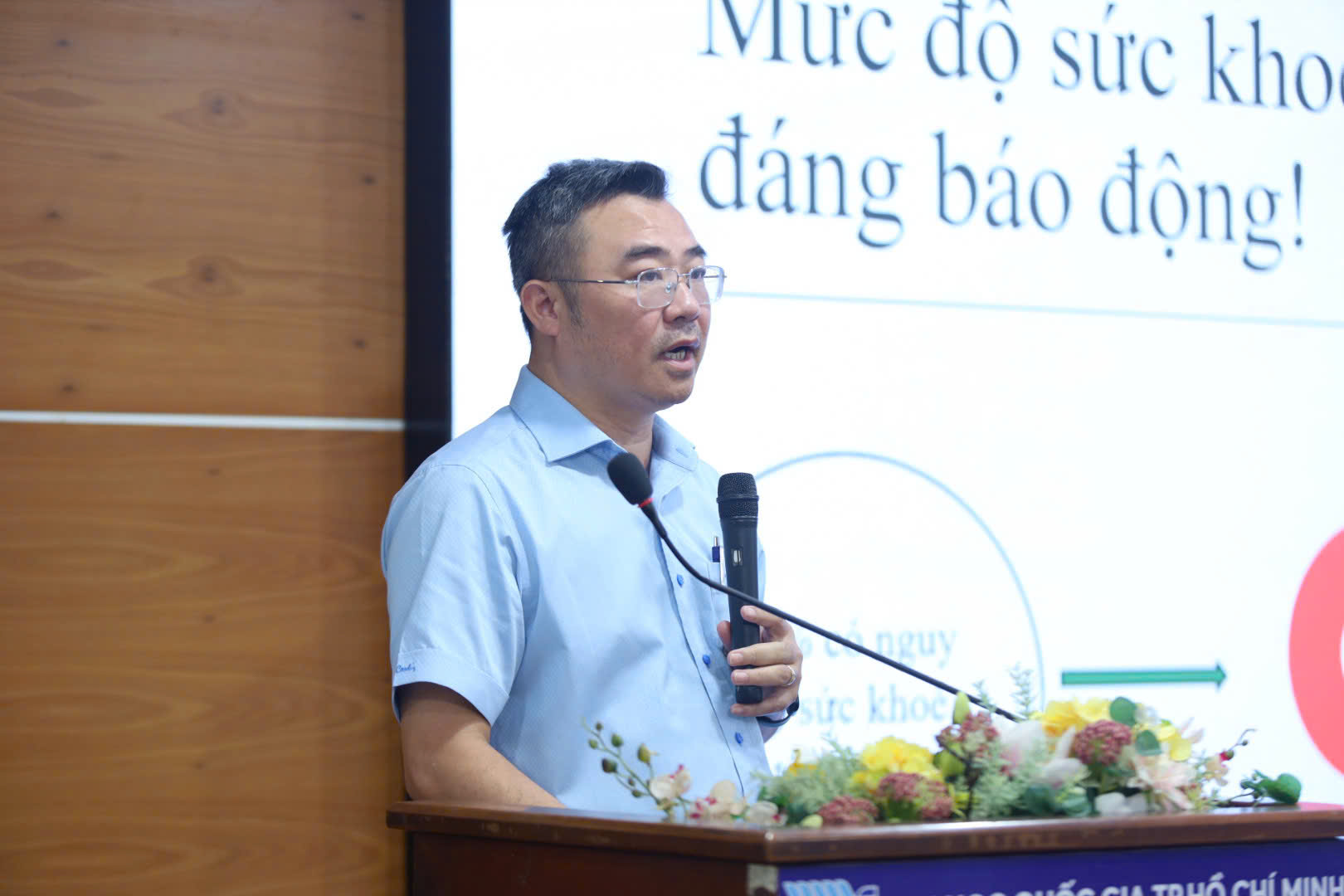 TS Công trình bày chuyên đề về nhận diện khủng hoảng tâm lý trong cộng đồng sinh viên và cách khắc phục.