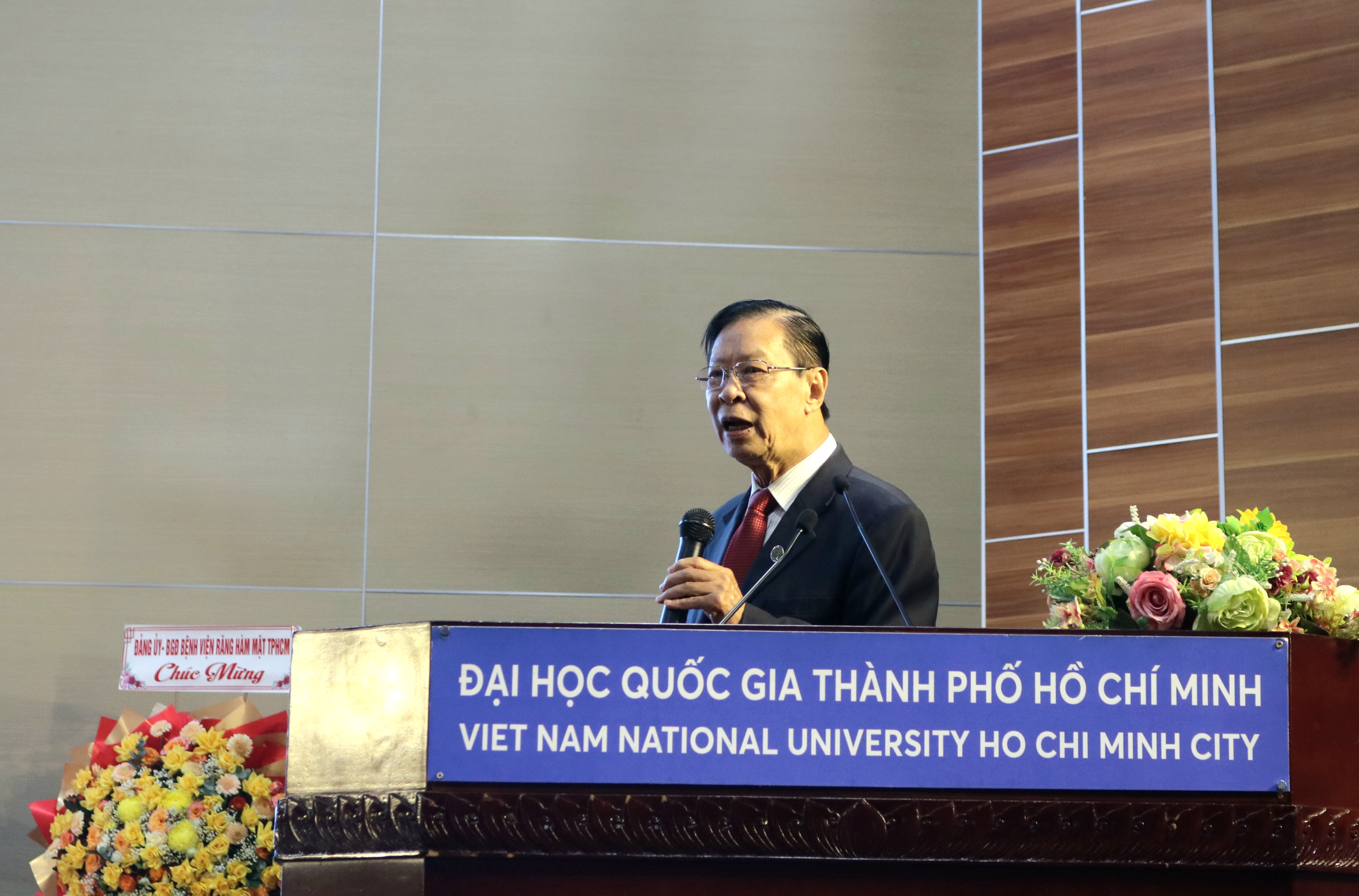 GS.TS.BS Đặng Vạn Phước, Hiệu trưởng danh dự Trường ĐH Khoa học Sức khỏe phát biểu khai mạc hội nghị.