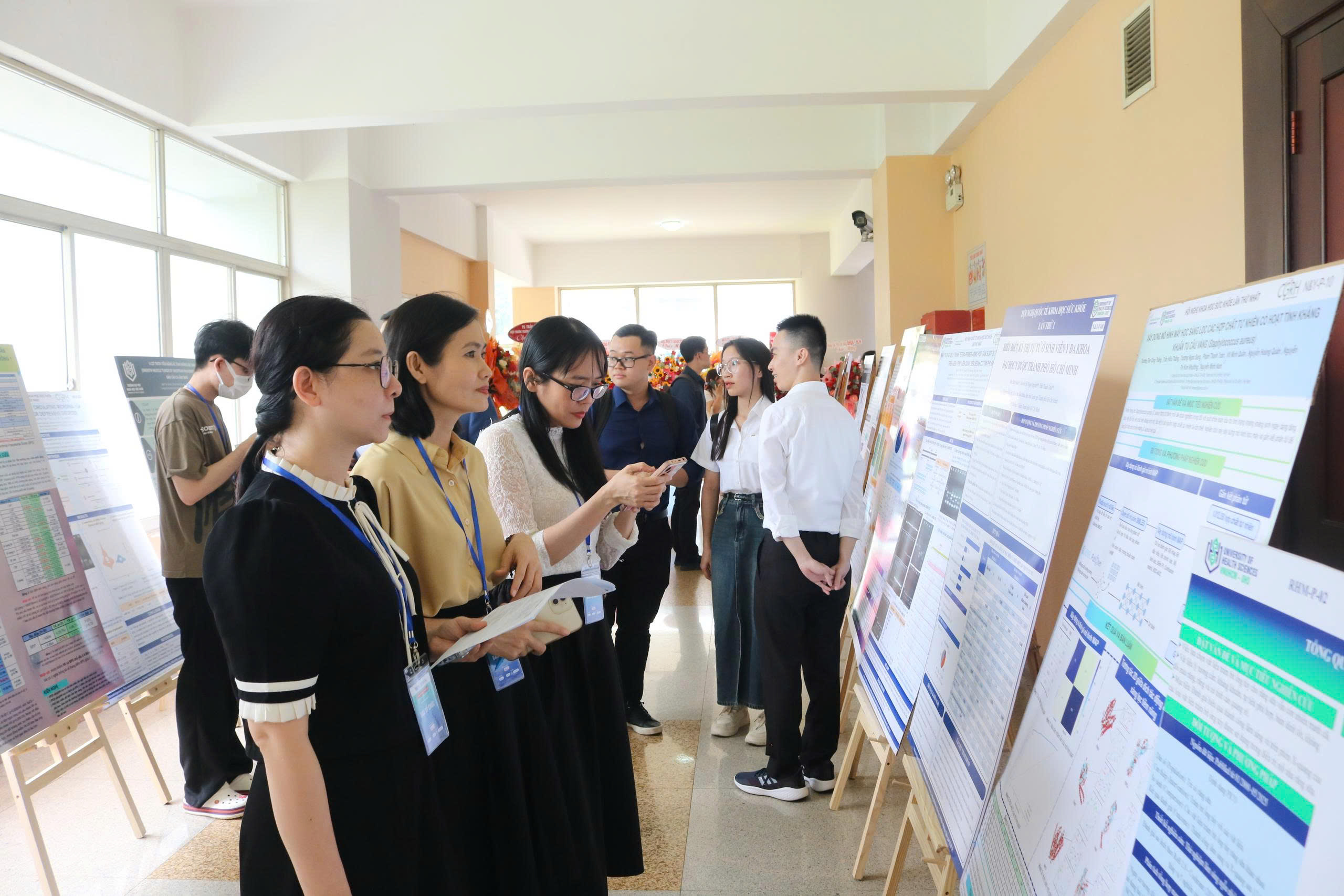 Đại biểu xem các poster khoa học được trưng bày tại hội nghị.
