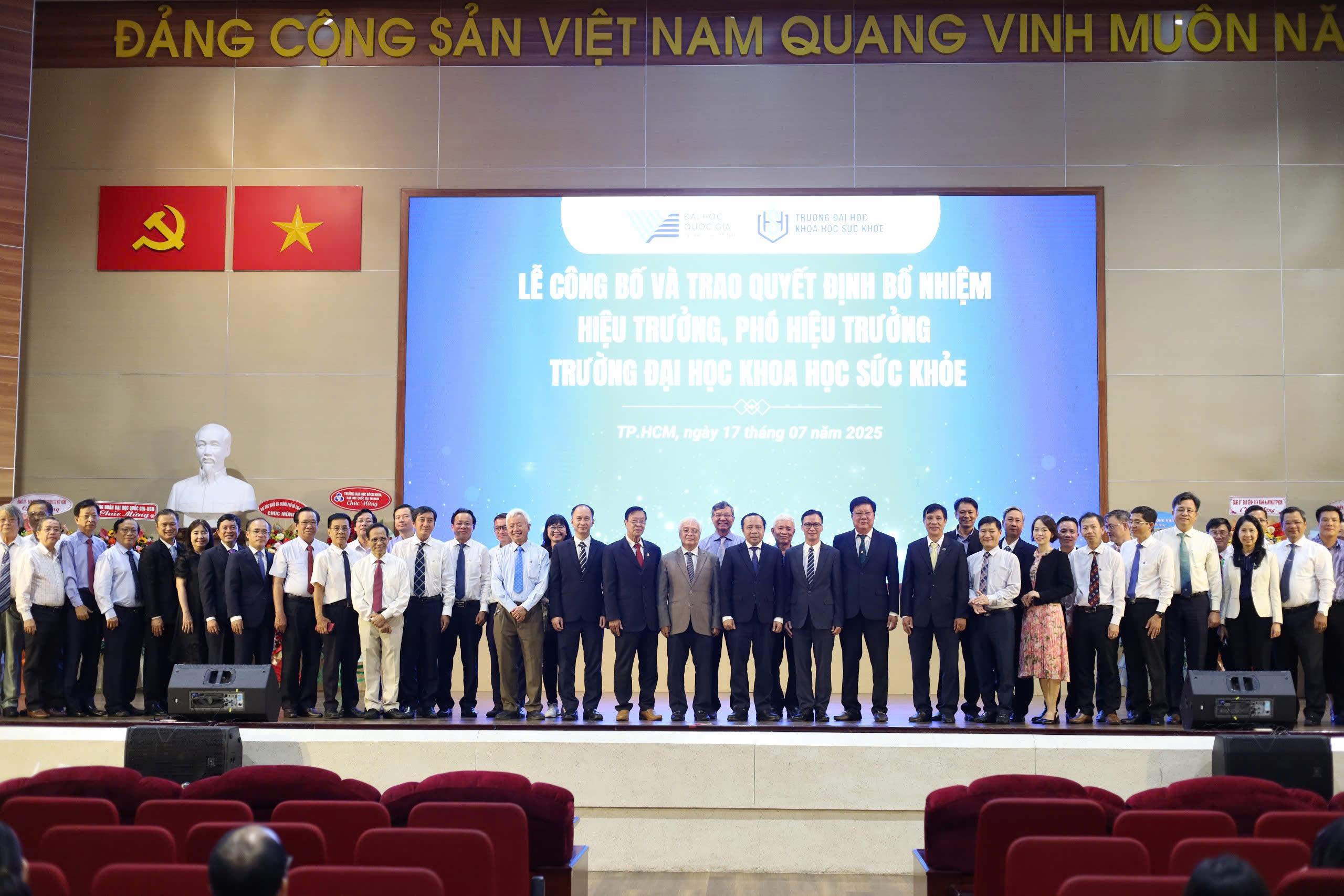 Tại Hội trường Trần Chí Đáo, Trường ĐH Khoa học Sức khỏe đã tổ chức Lễ công bố và trao quyết định bổ nhiệm lãnh đạo chủ chốt của Nhà trường.