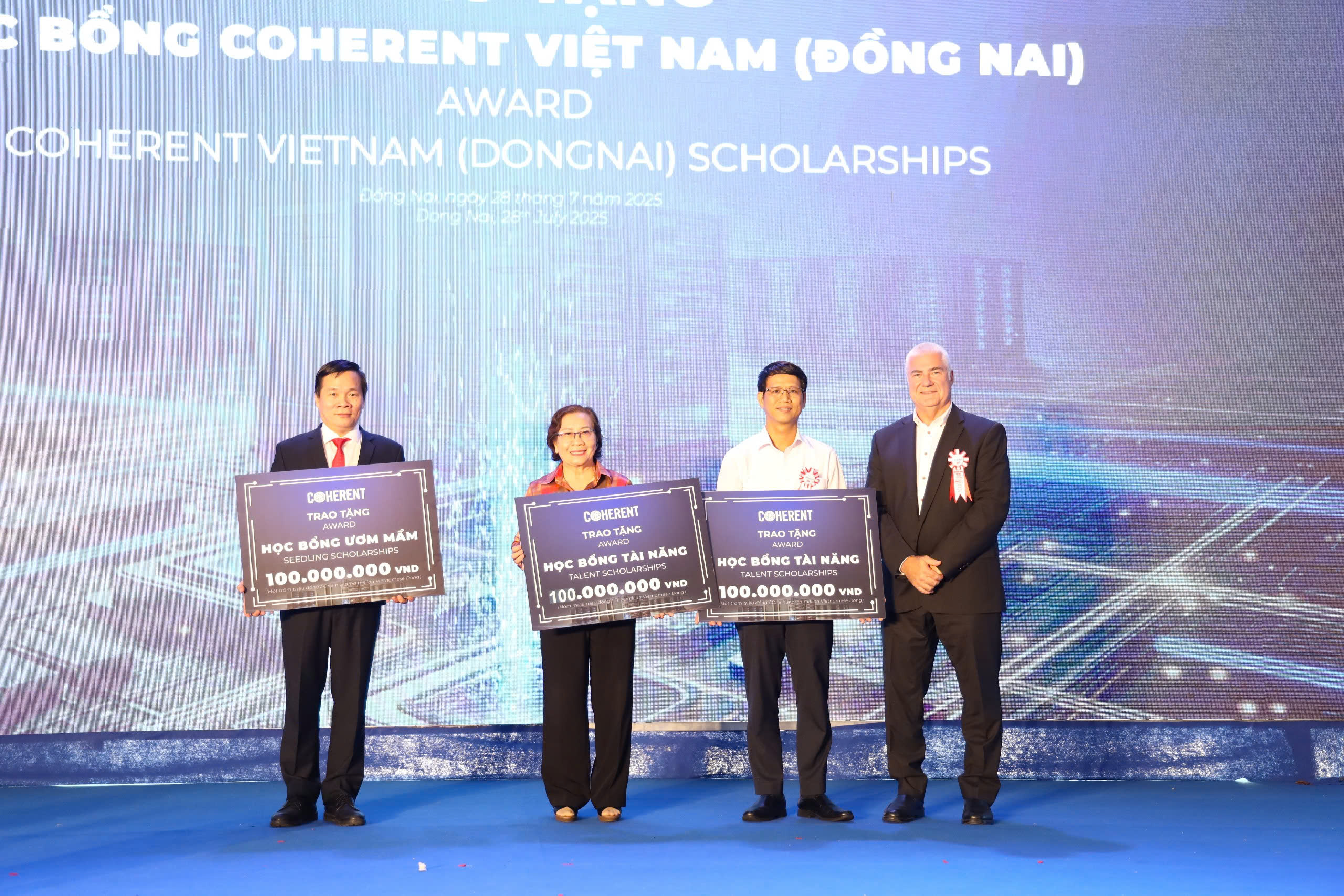 COHERENT tài trợ học bổng 