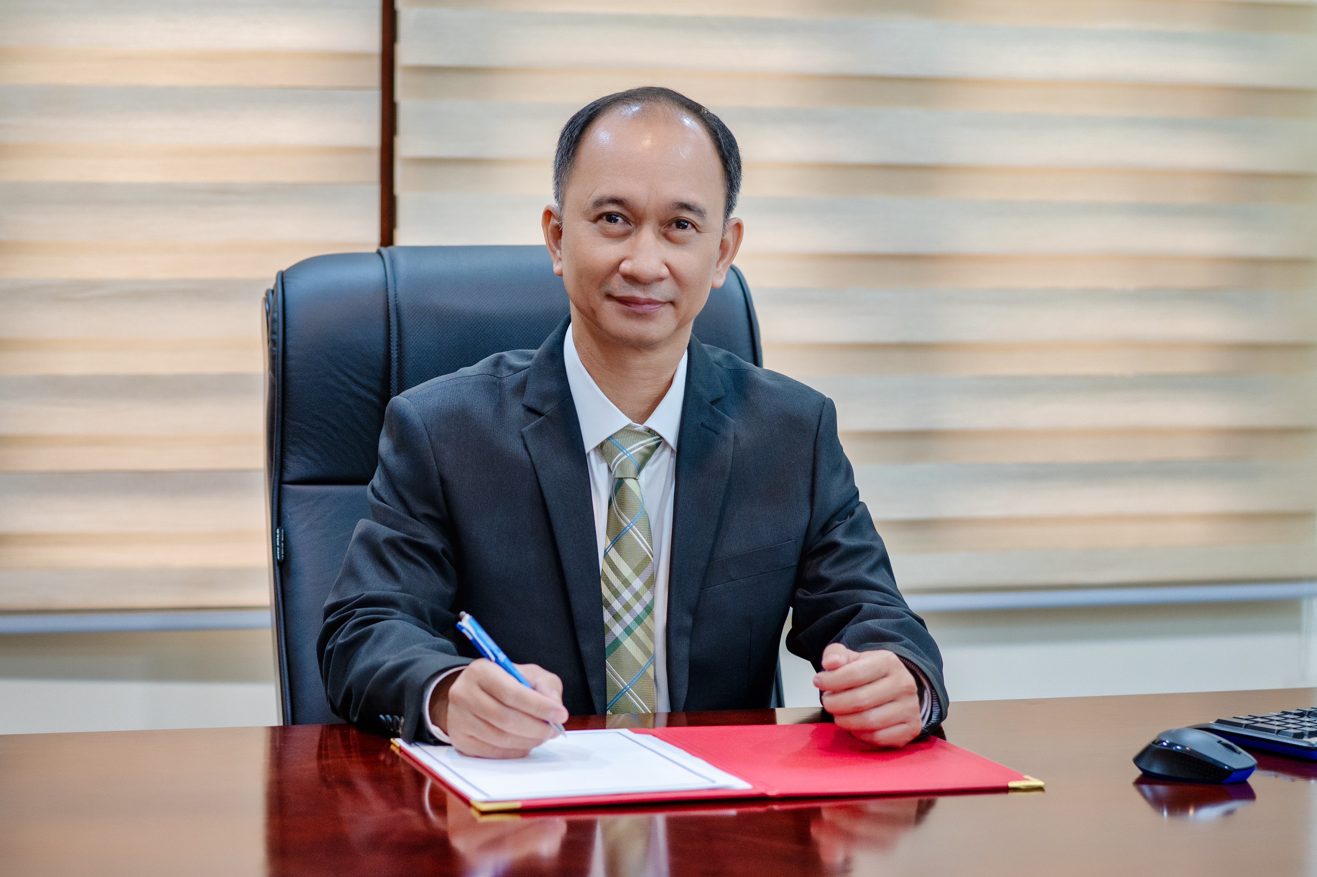 PGS.TS Trần Cao Vinh - Phó Giám đốc ĐHQG-HCM để hiểu rõ hơn về mục tiêu, những điểm mới và ý nghĩa của quy định thí điểm đào tạo thí điểm theo chuẩn quốc tế.