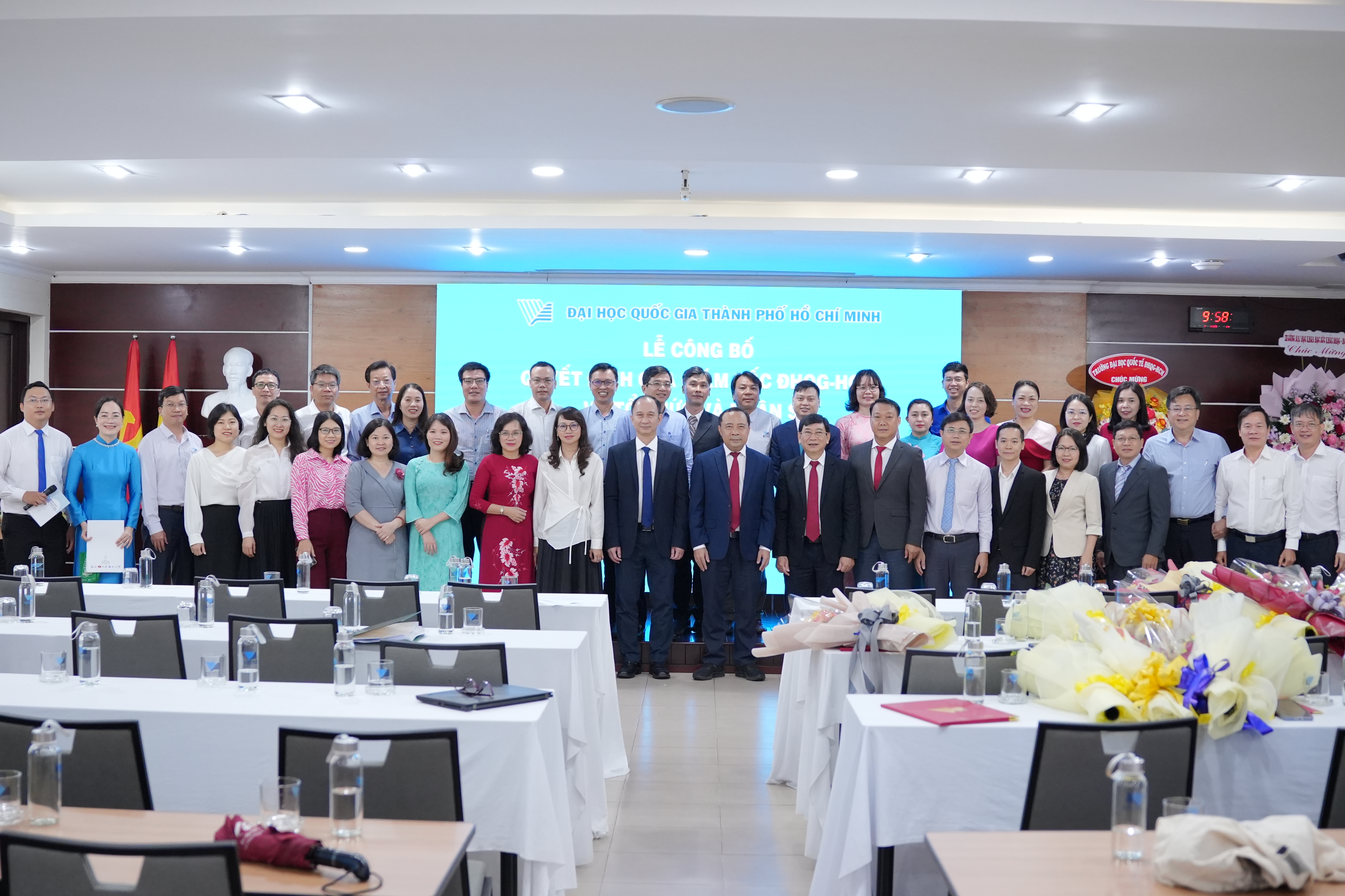 Các đại biểu chụp hình lưu niệm tại buổi lễ.