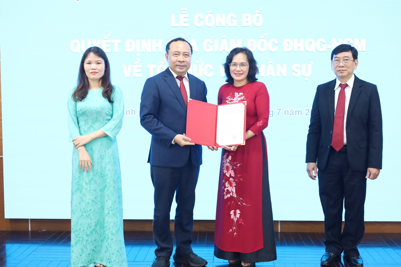 PGS. TS Vũ Hải Quân trao quyết định thành lập Ban Pháp chế.