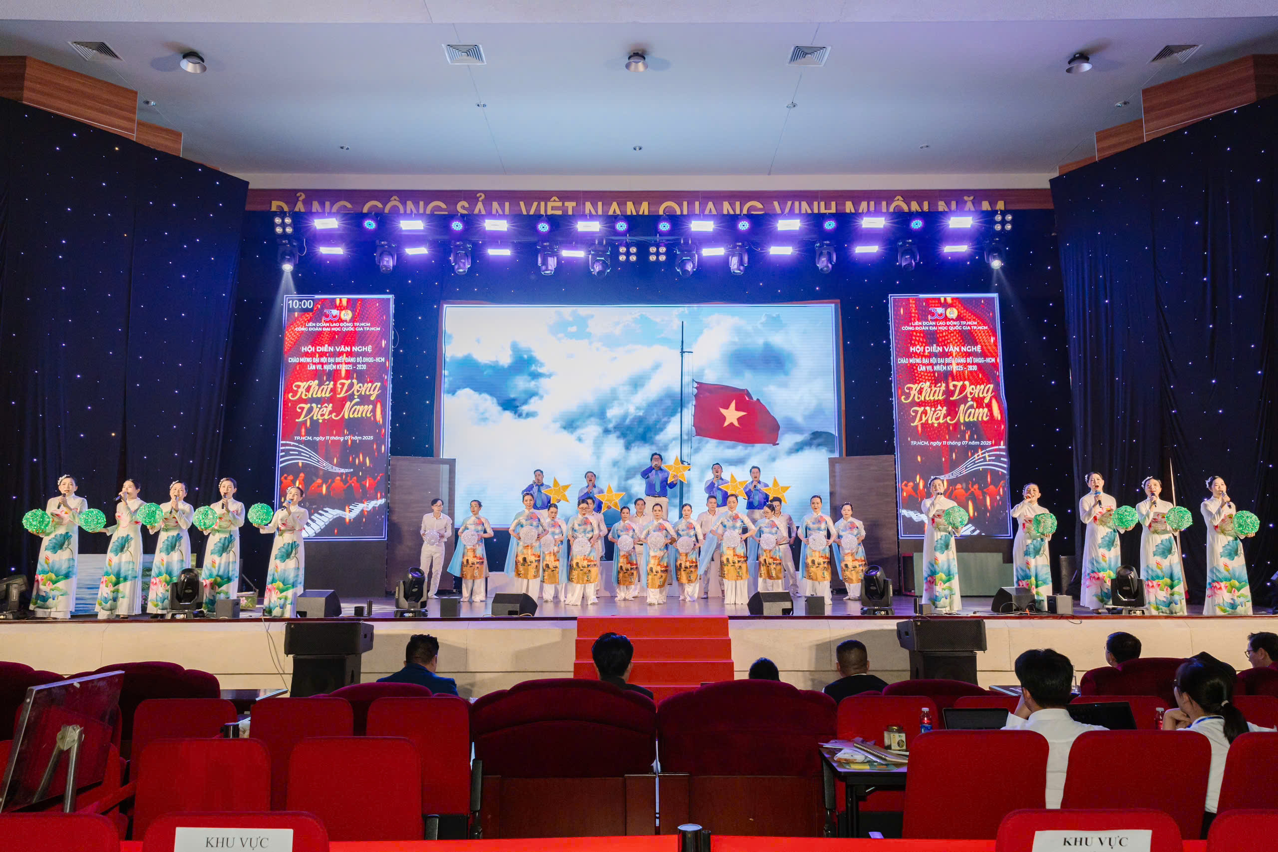 để có được những tiết mục chỉn chu trên sân khấu, các đội thi đã phải tranh thủ từng giờ nghỉ để tập luyện, sáng tạo cùng nhau.