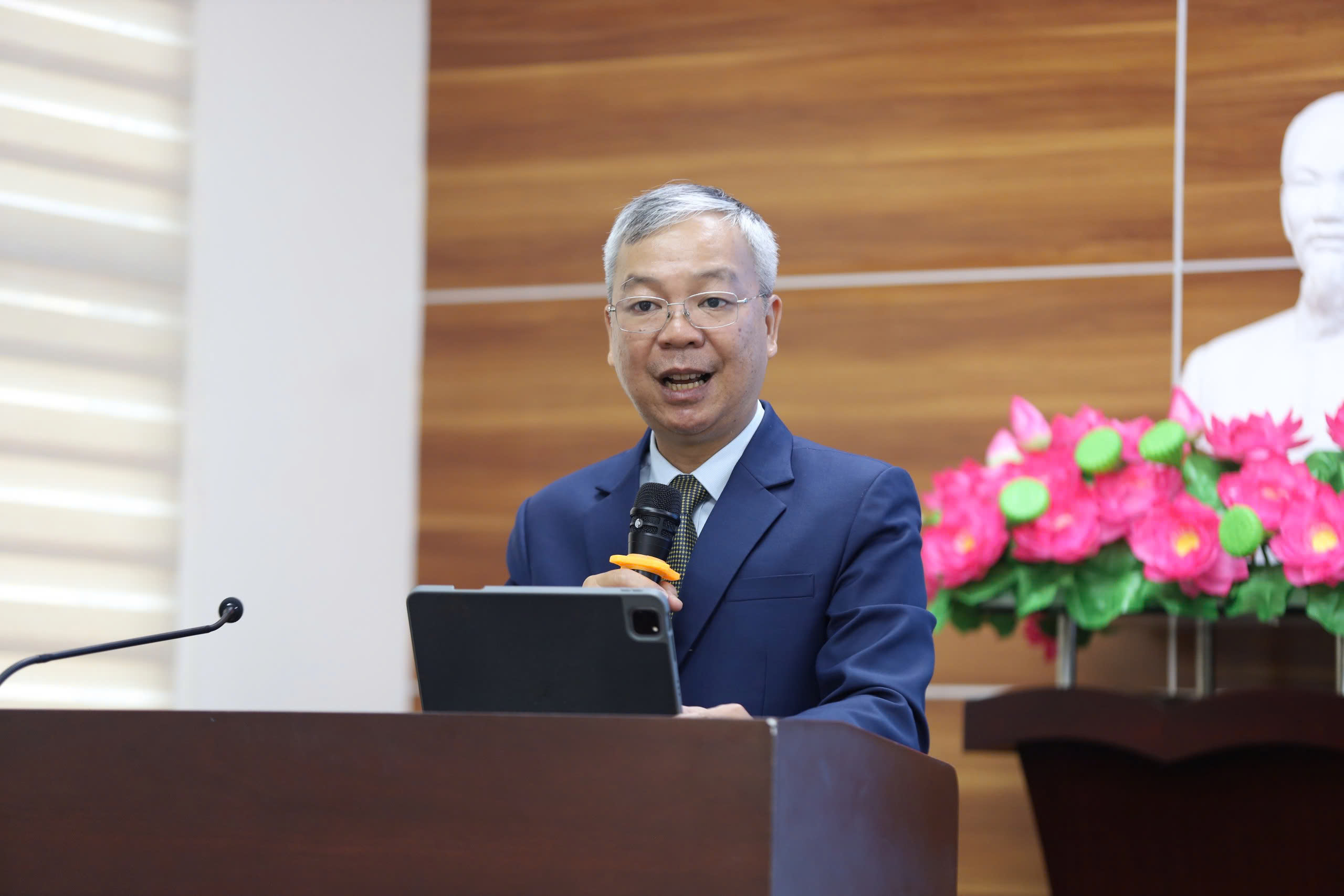 TS Nguyễn Quốc Chính nhấn mạnh ĐHQG-HCM cam ĐHQG-HCM cam kết xây dựng một hệ sinh thái đại học bền vững, nơi sức khỏe thể chất, tinh thần và xã hội của cộng đồng học thuật được đặt ở vị trí trung tâm”, TS Nguyễn Quốc Chính nhấn mạnh.