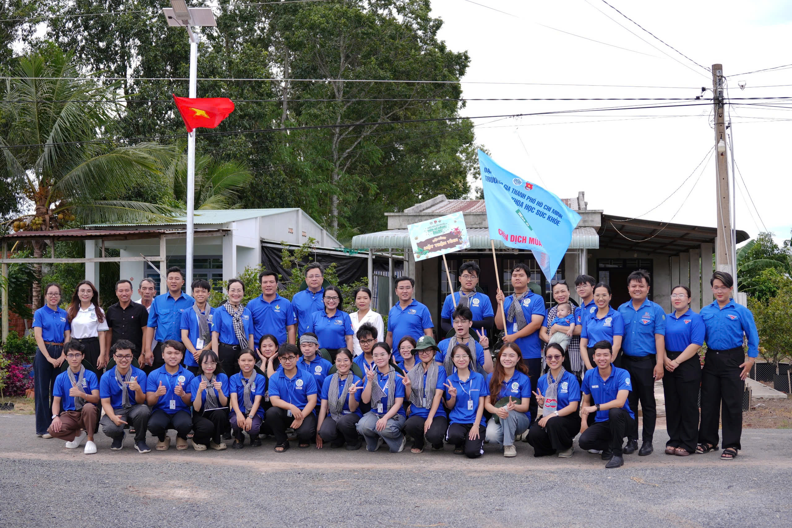 Sinh viên tham gia tình nguyện tại địa bàn tỉnh Tây Ninh.
