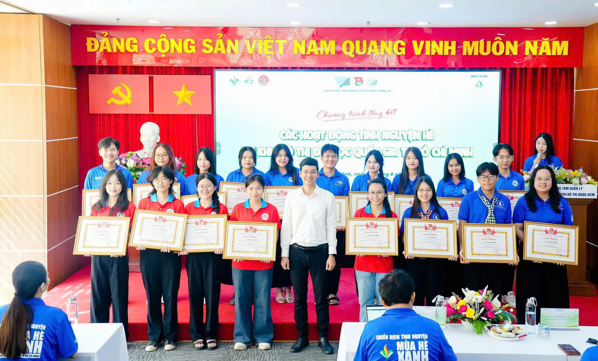 Khen thưởng các cá nhân tiêu biểu tham gia chương trình Chiến dịch tình nguyện hè ĐHQG-HCM.
