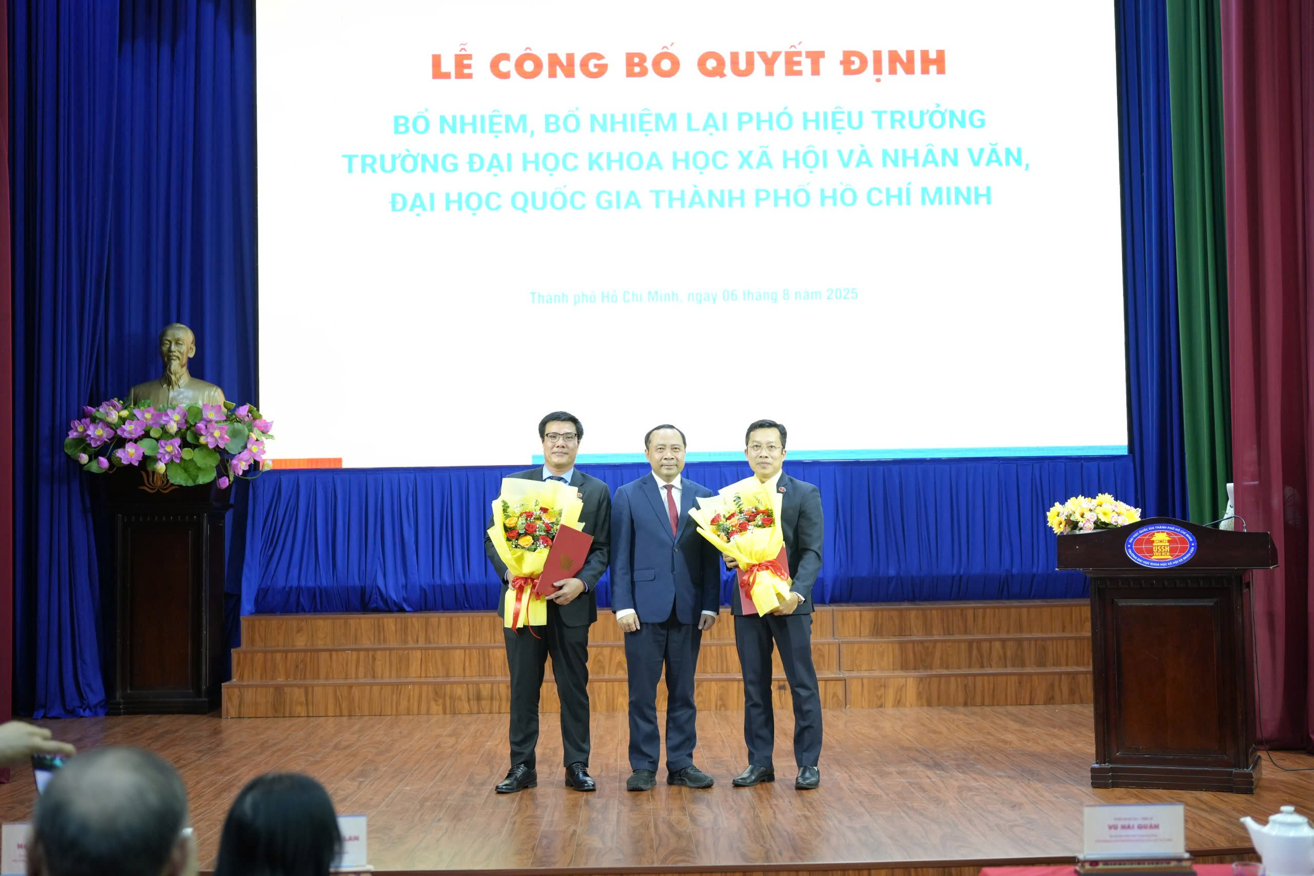 PGS.TS Lưu Văn Quyết được trao quyết định bổ nhiệm giữ chức vụ Phó Hiệu trưởng; TS Lê Hoàng Dũng được trao quyết định bổ nhiệm lại chức vụ Phó Hiệu trưởng.