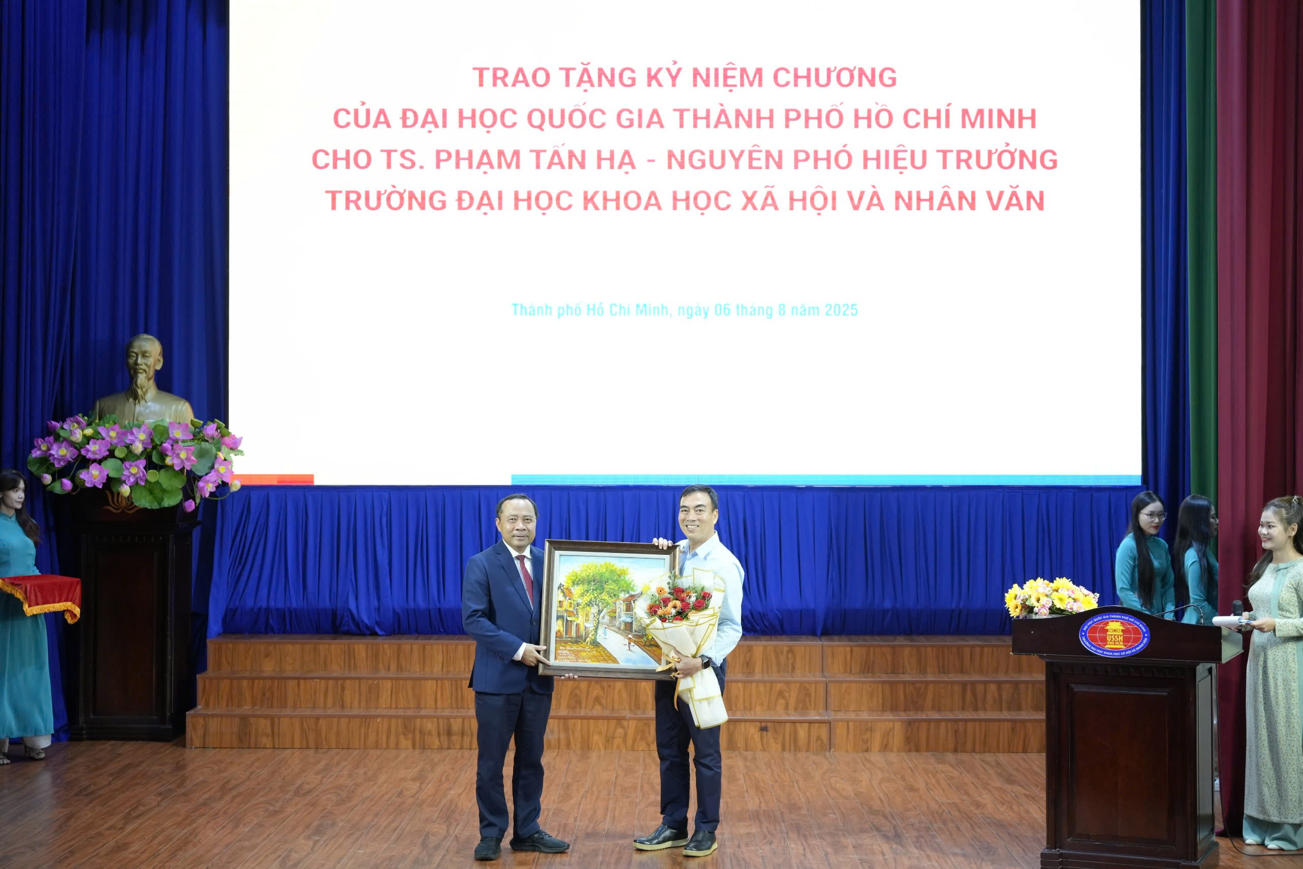 PGS.TS Vũ Hải Quân đã trao tặng Kỷ niệm chương ĐHQG-HCM cho TS Phạm Tấn Hạ