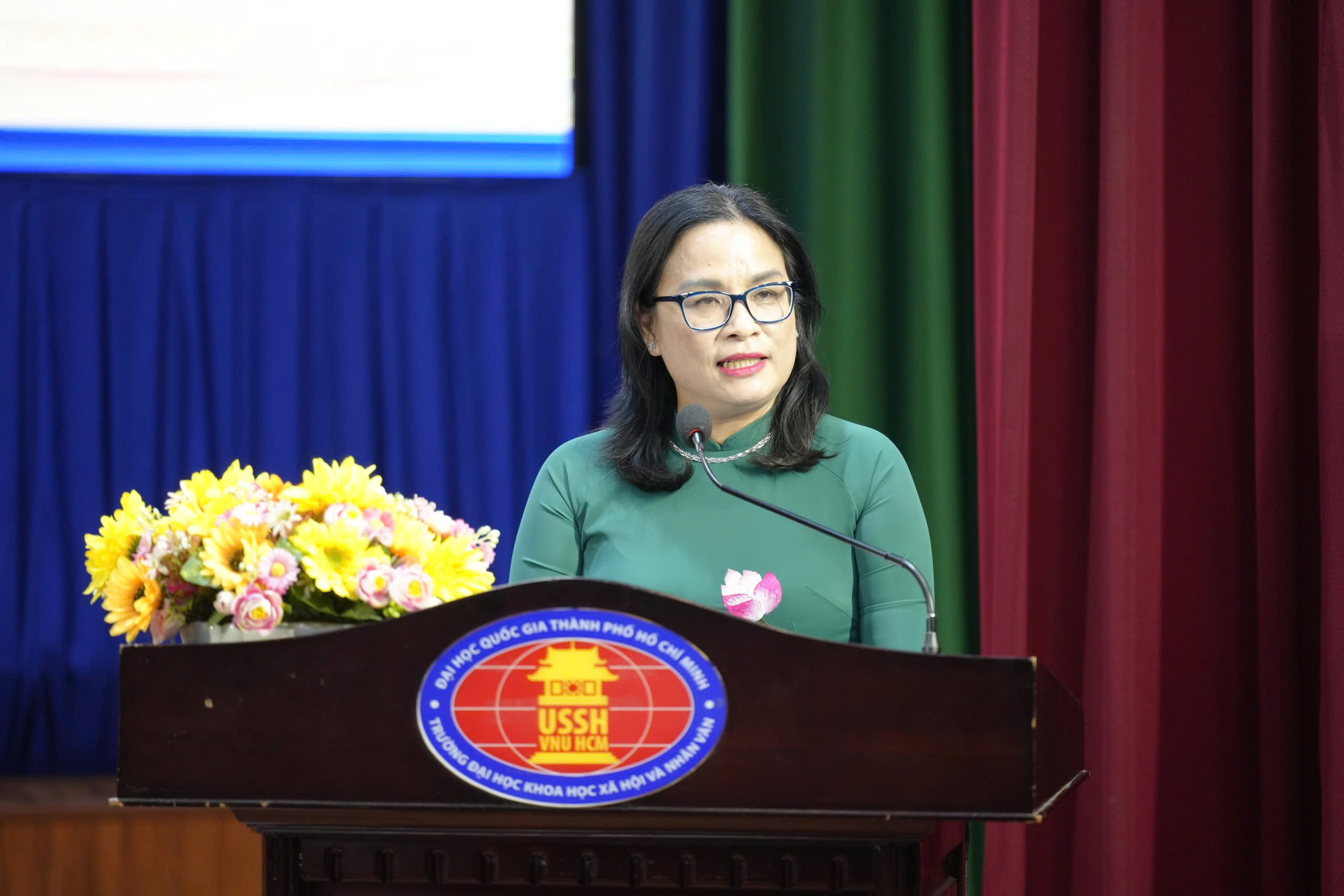 Hiệu trưởng Trường ĐH Khoa học Xã hội và Nhân văn đã gửi lời chúc mừng đến PGS.TS Lưu Văn Quyết và TS Lê Hoàng Dũng.