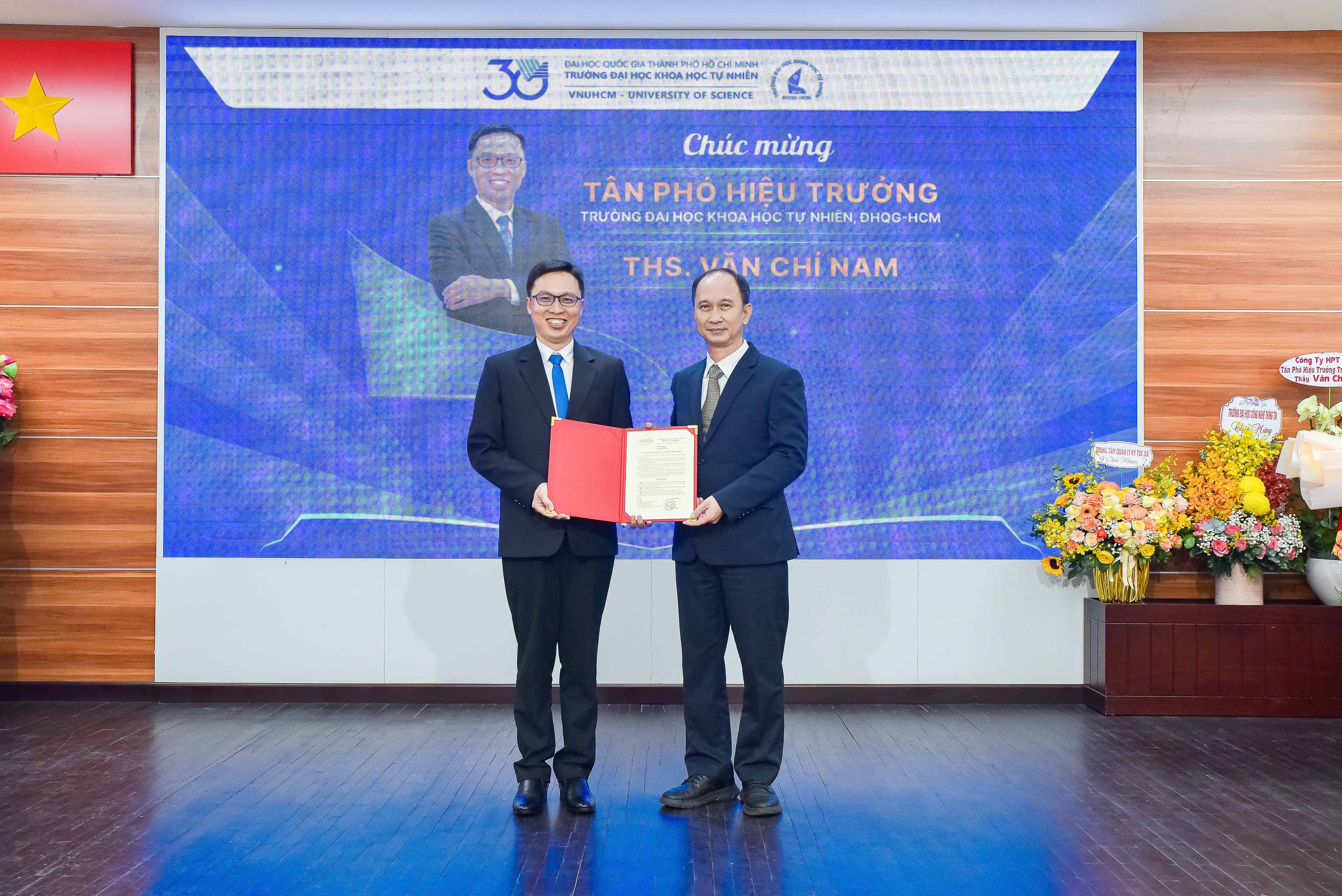  PGS.TS Trần Cao Vinh - Phó Giám đốc ĐHQG-HCM đã trao Quyết định của Giám đốc ĐHQG-HCM bổ nhiệm chức vụ Phó Hiệu trưởng Trường ĐH Khoa học tự nhiên cho ThS Văn Chí Nam. 