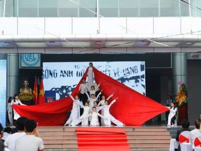 Đoàn Trường ĐH Kinh tế Luật đón nhận Huân chương Lao động hạng Ba