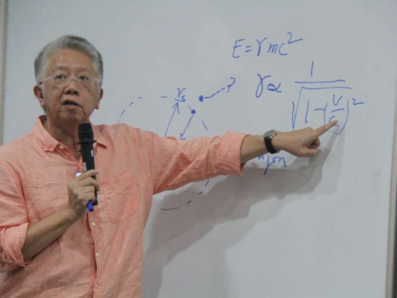 Đằng sau bức ảnh chụp lỗ đen